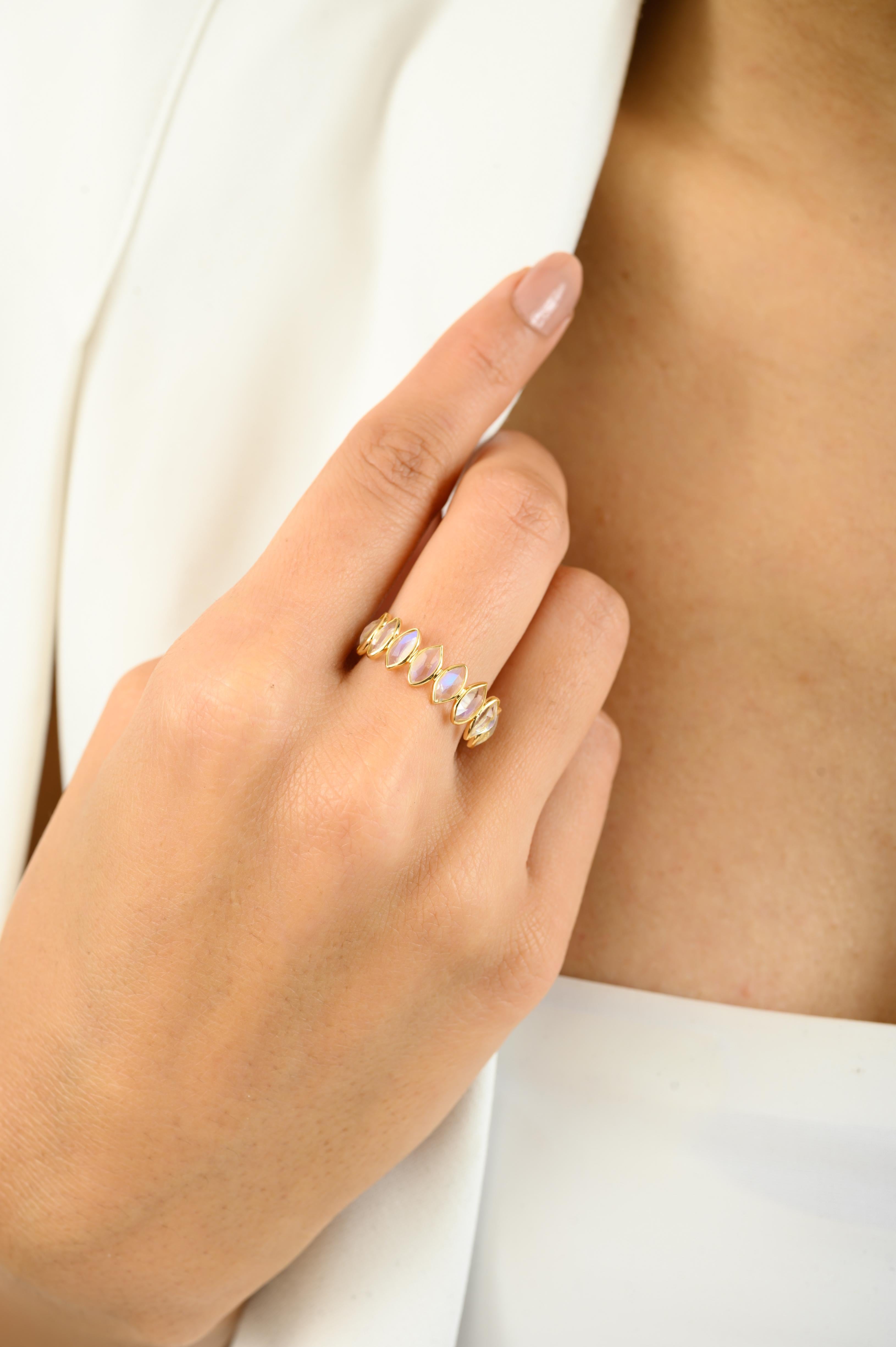 Im Angebot: Einzigartiger halber Eternity Regenbogen-Mondstein-Ring aus 18k Gelbgold Mom Jewelry () 5