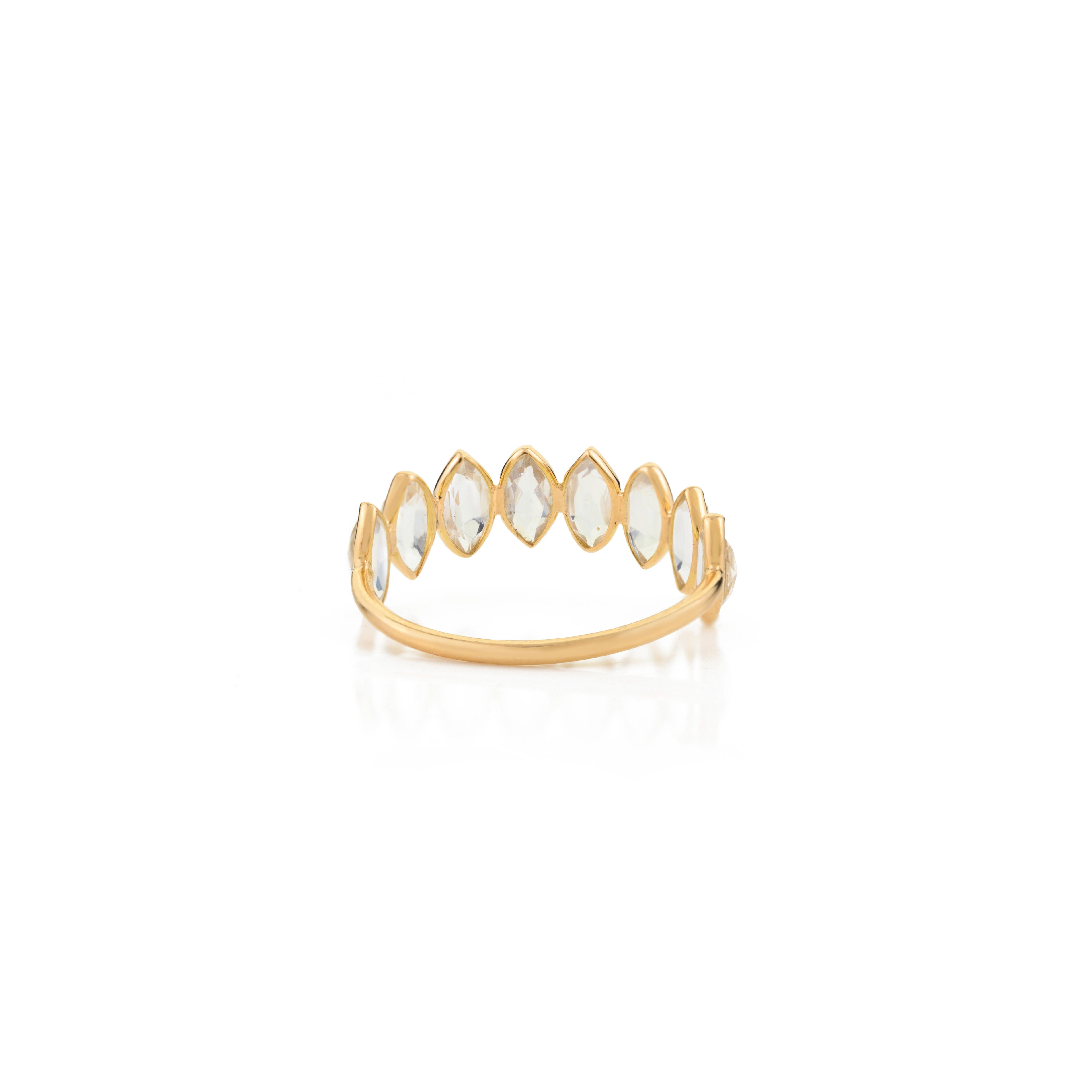 Im Angebot: Einzigartiger halber Eternity Regenbogen-Mondstein-Ring aus 18k Gelbgold Mom Jewelry () 6