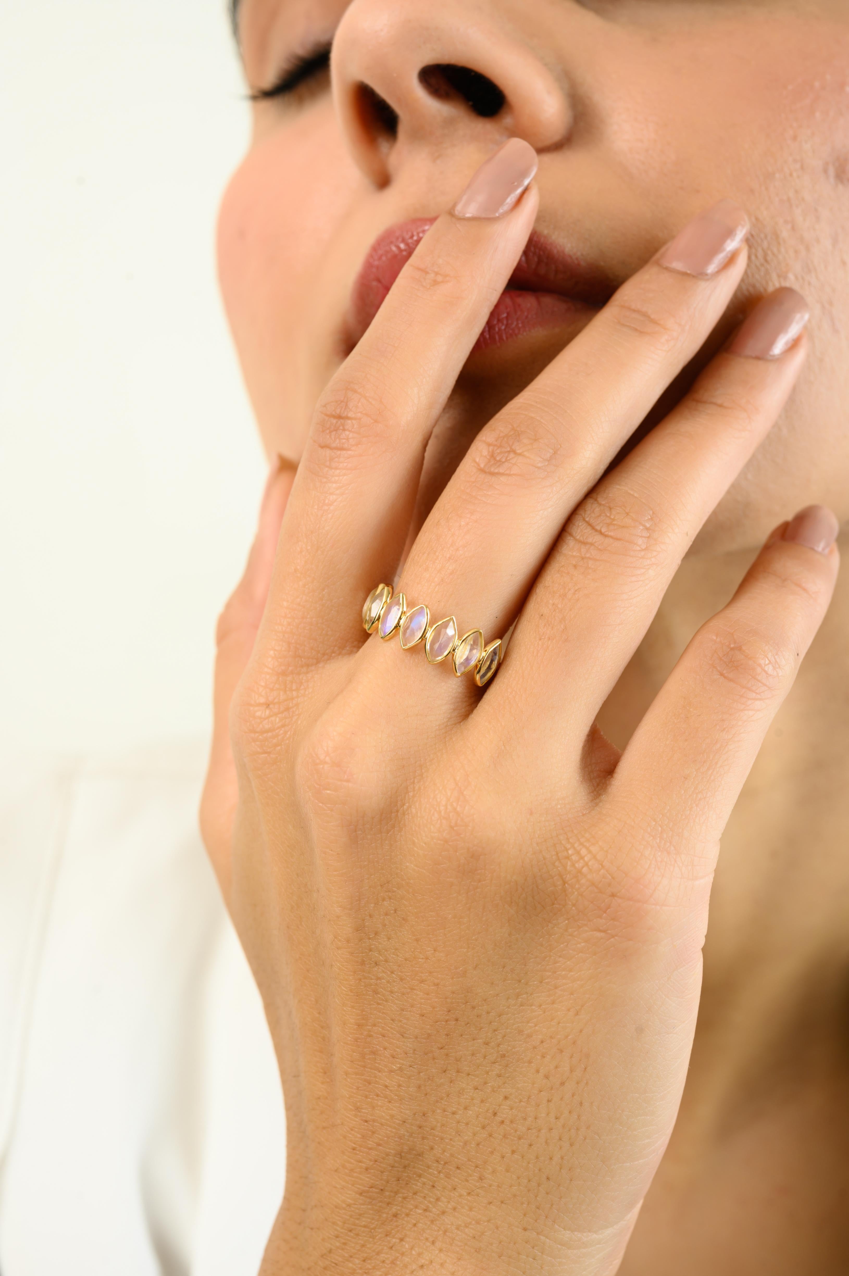 Im Angebot: Einzigartiger halber Eternity Regenbogen-Mondstein-Ring aus 18k Gelbgold Mom Jewelry () 7