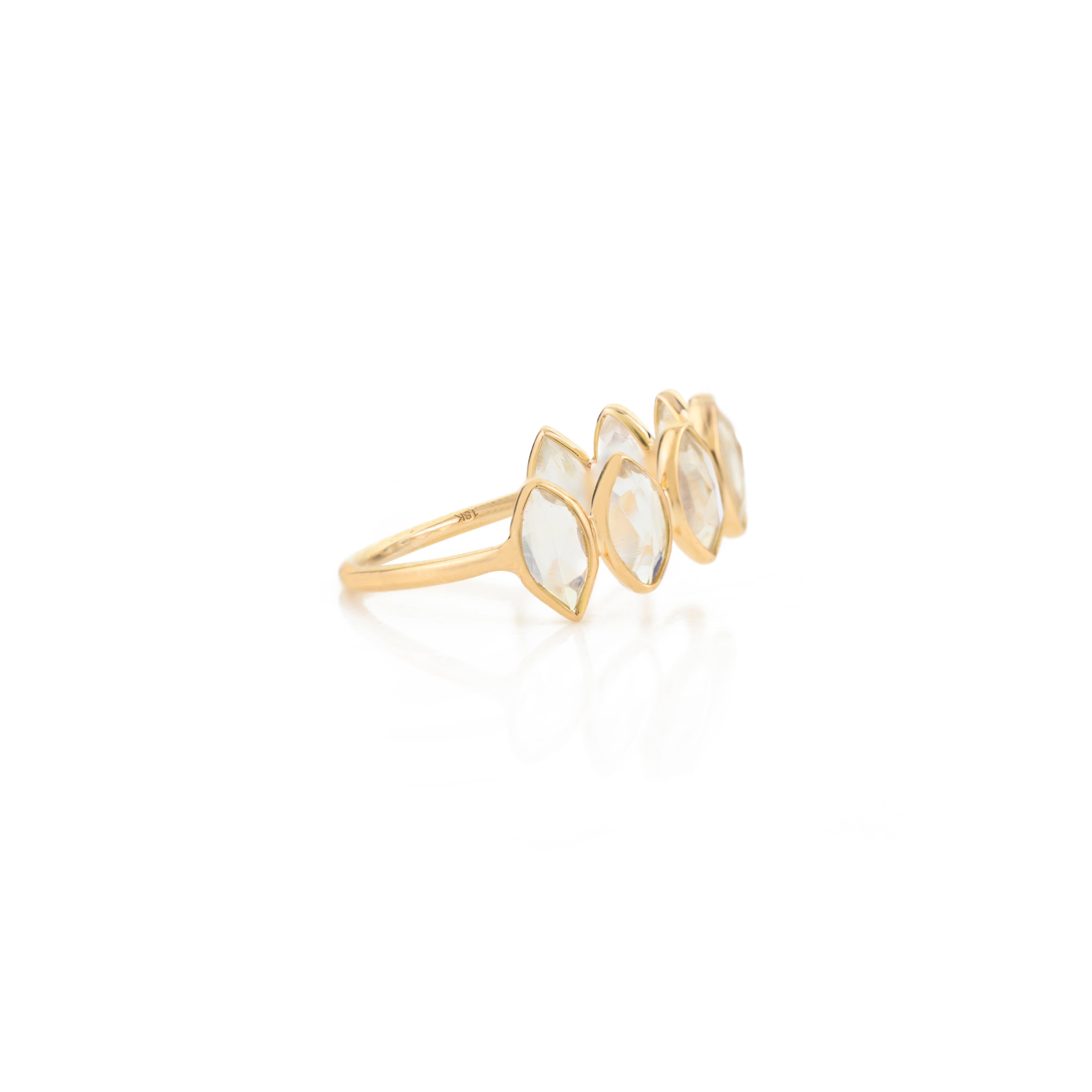 Im Angebot: Einzigartiger halber Eternity Regenbogen-Mondstein-Ring aus 18k Gelbgold Mom Jewelry () 8