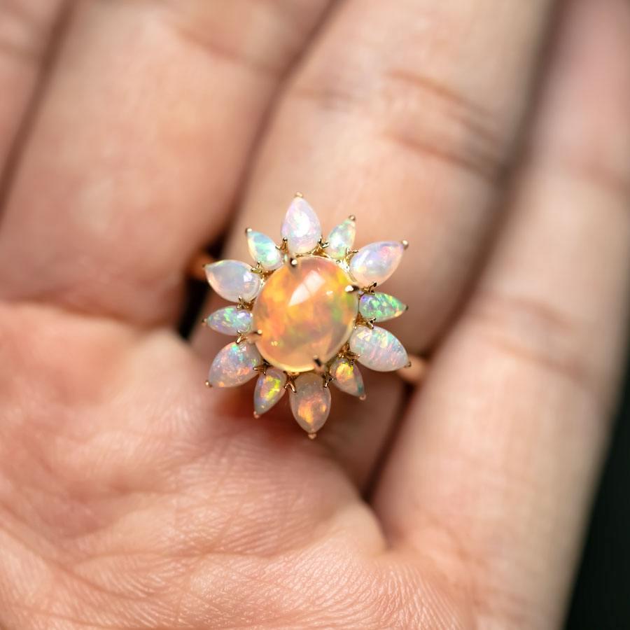 Verlobungsring mit einzigartigem mexikanischem Feueropal und australischem Opal im Halo-Design 18K (Arts and Crafts) im Angebot