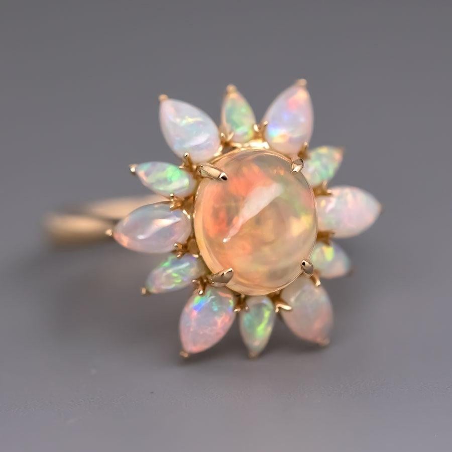 Verlobungsring mit einzigartigem mexikanischem Feueropal und australischem Opal im Halo-Design 18K im Zustand „Neu“ im Angebot in Suwanee, GA