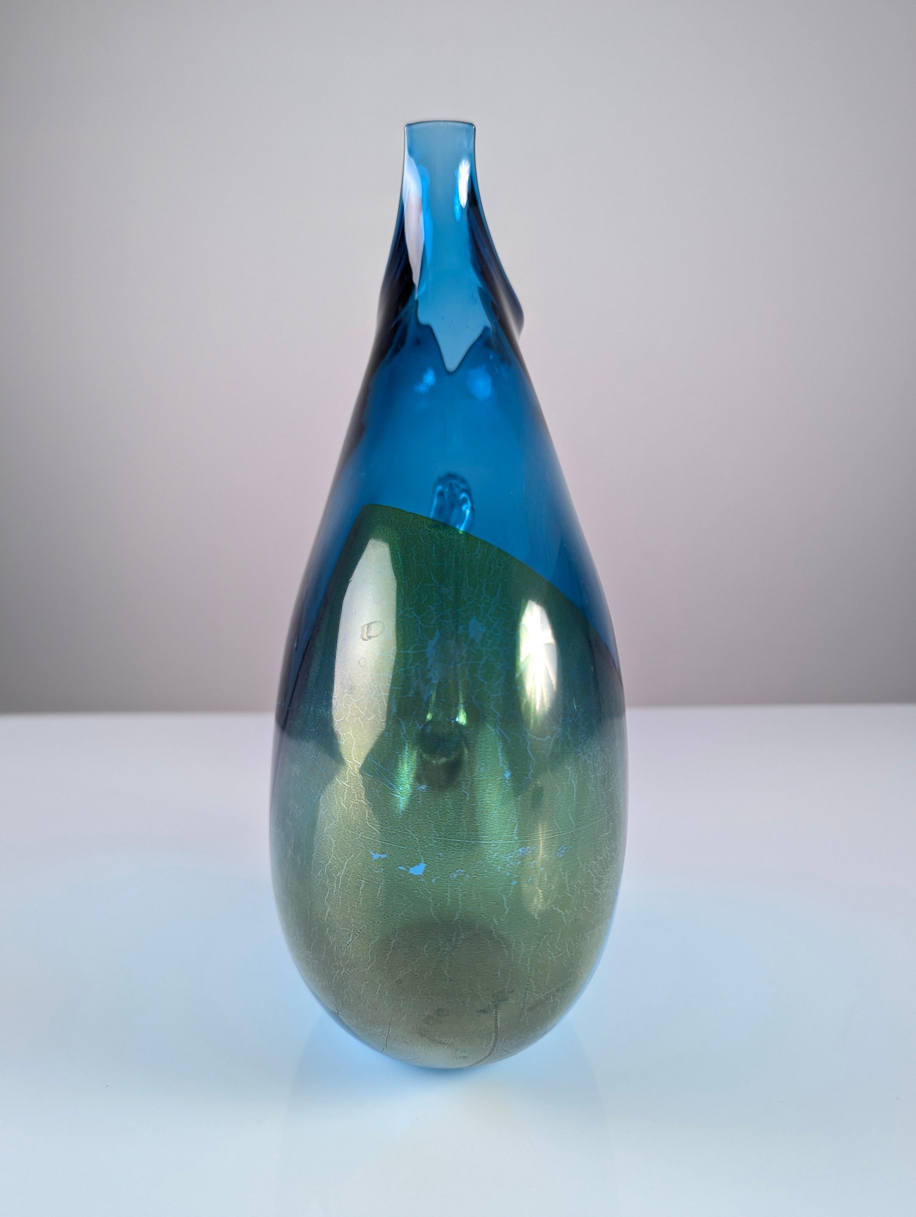 Vetro Brocca di vetro soffiato a mano unica nel suo genere, firmata da un artigiano del XX secolo, di colore blu vibrante in vendita