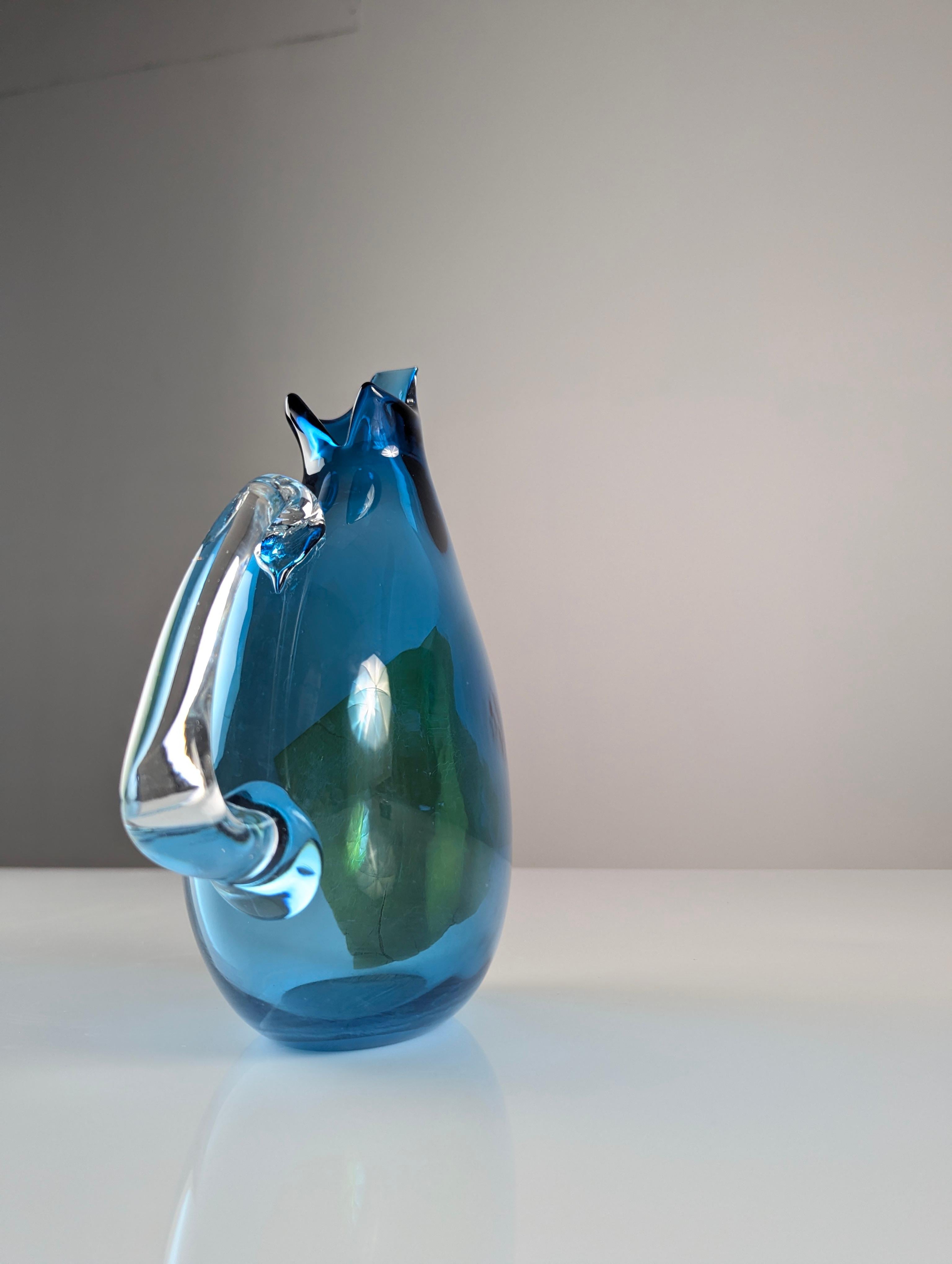Brocca di vetro soffiato a mano unica nel suo genere, firmata da un artigiano del XX secolo, di colore blu vibrante in vendita 2