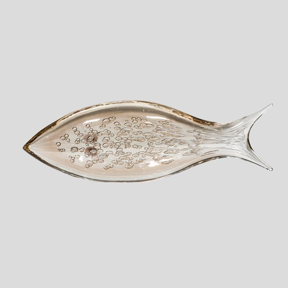 Kunstglas-Skulptur Fisch. Leicht schattiertes Nerzrosa, klares mundgeblasenes italienisches Murano-Glas (Venedig). Verschiedene Techniken, geblasen, untergetaucht, Bulicante. Vom Künstler auf dem Sockel signiert.