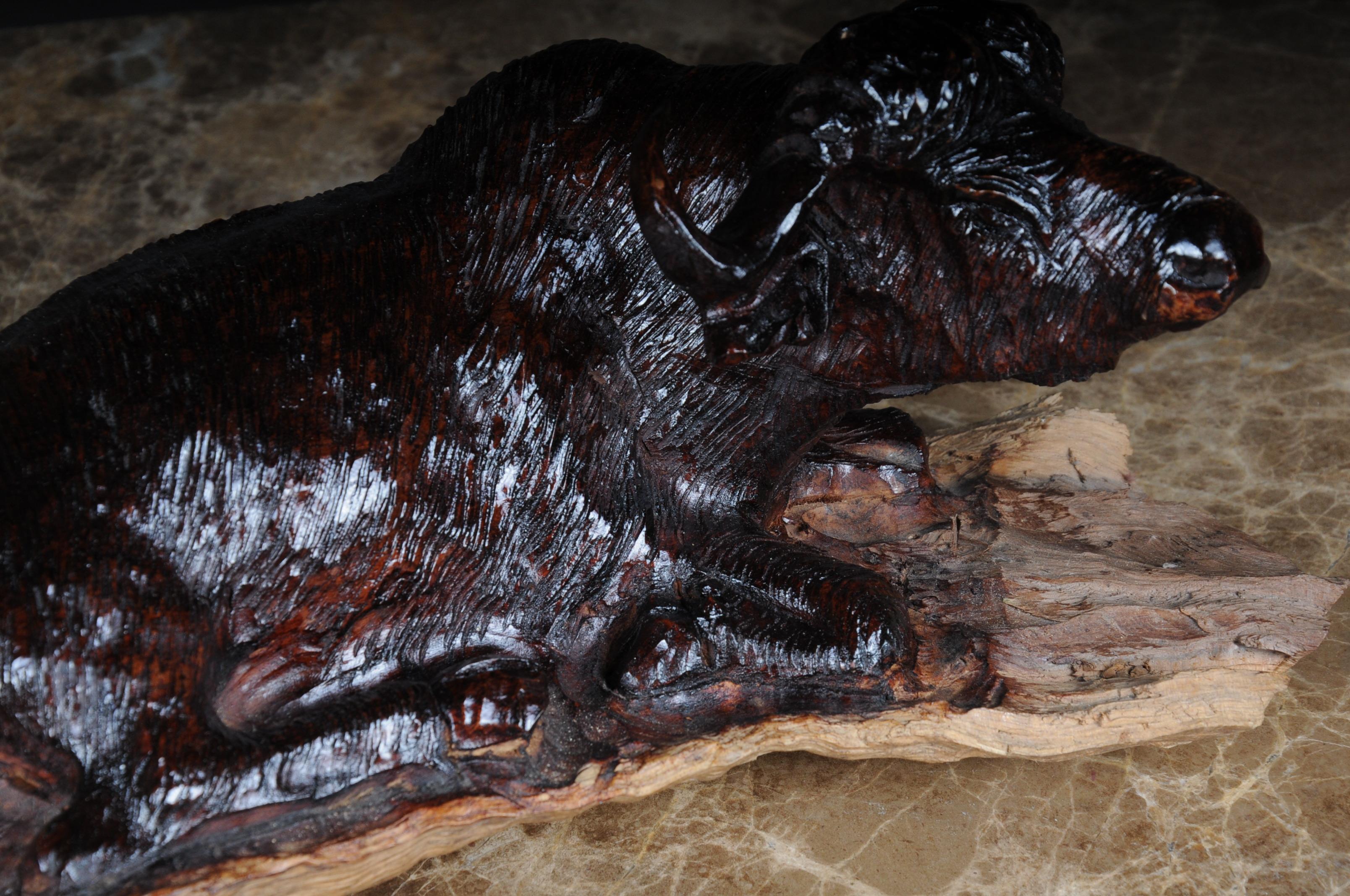 Einzigartige handgeschnitzte Tierskulptur aus Massivholz Bison im Angebot 5
