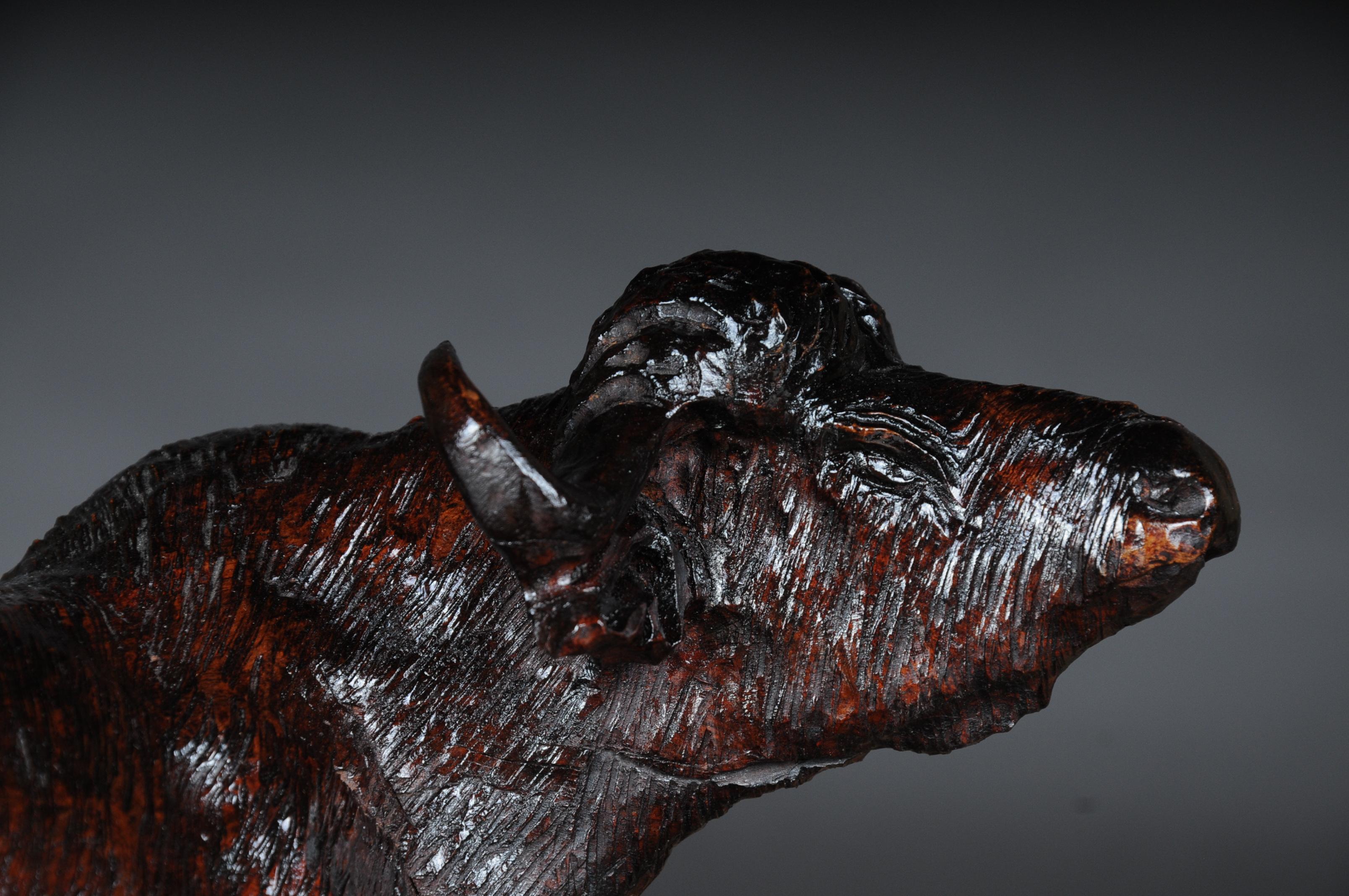 Einzigartige handgeschnitzte Tierskulptur aus Massivholz Bison im Angebot 1