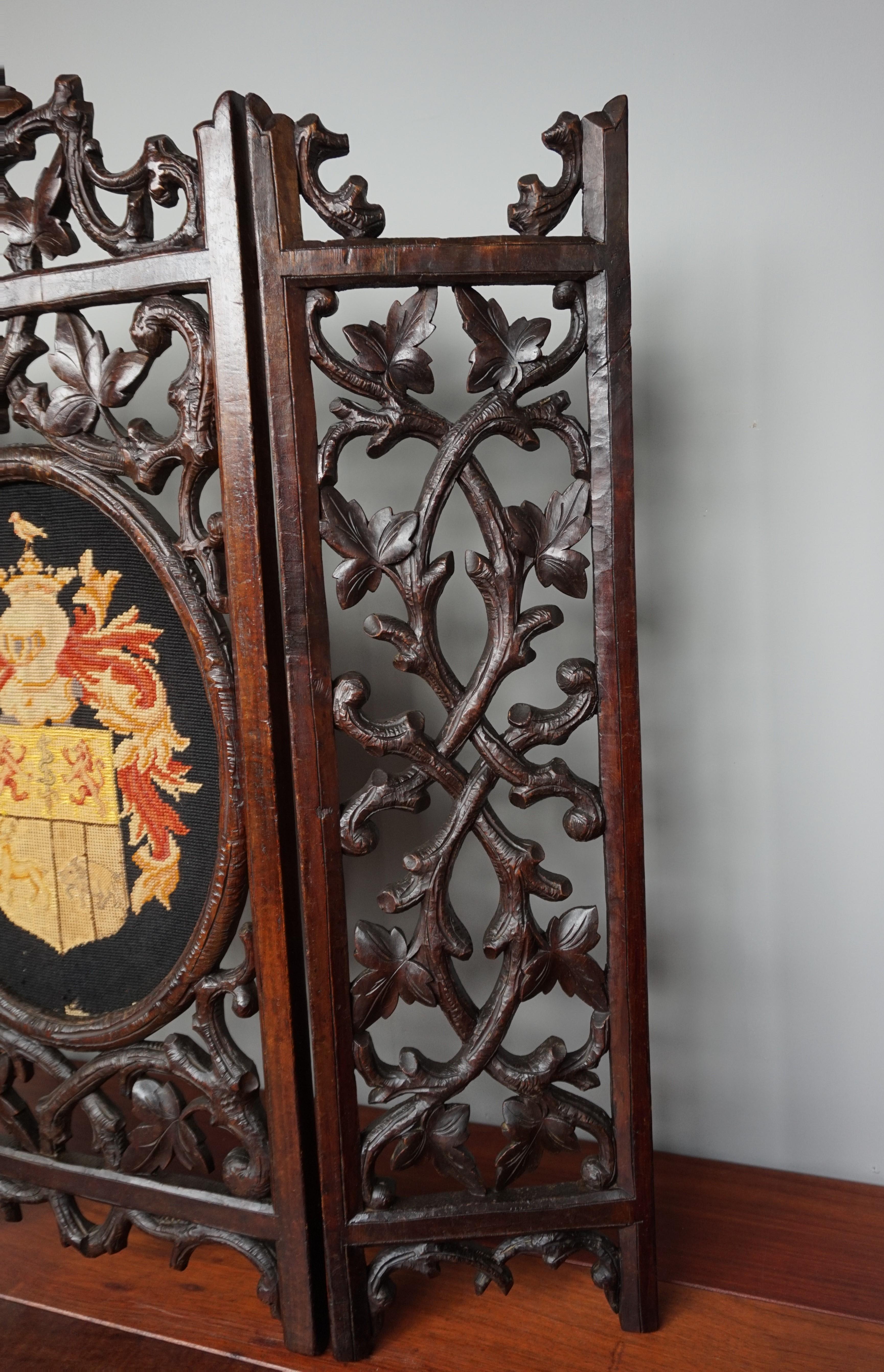 Unique & Hand Carved Antique Black Forest Firescreen w. Knight Helmet Embroidery In Good Condition In Lisse, NL