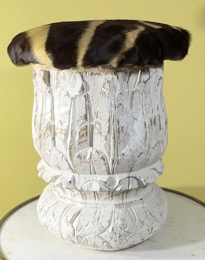 Escabel/Ottoman Indio Antiguo Único Tallado a Mano y Piel de Cebra Genuina en venta 4