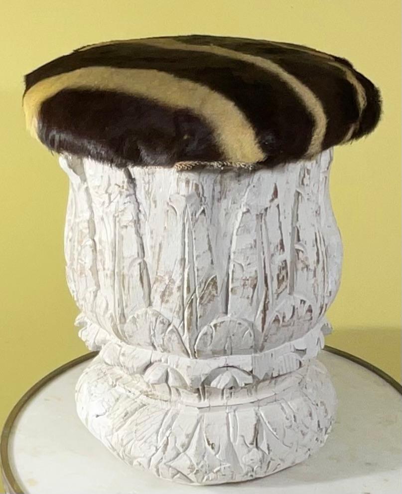 Escabel/Ottoman Indio Antiguo Único Tallado a Mano y Piel de Cebra Genuina en venta 5