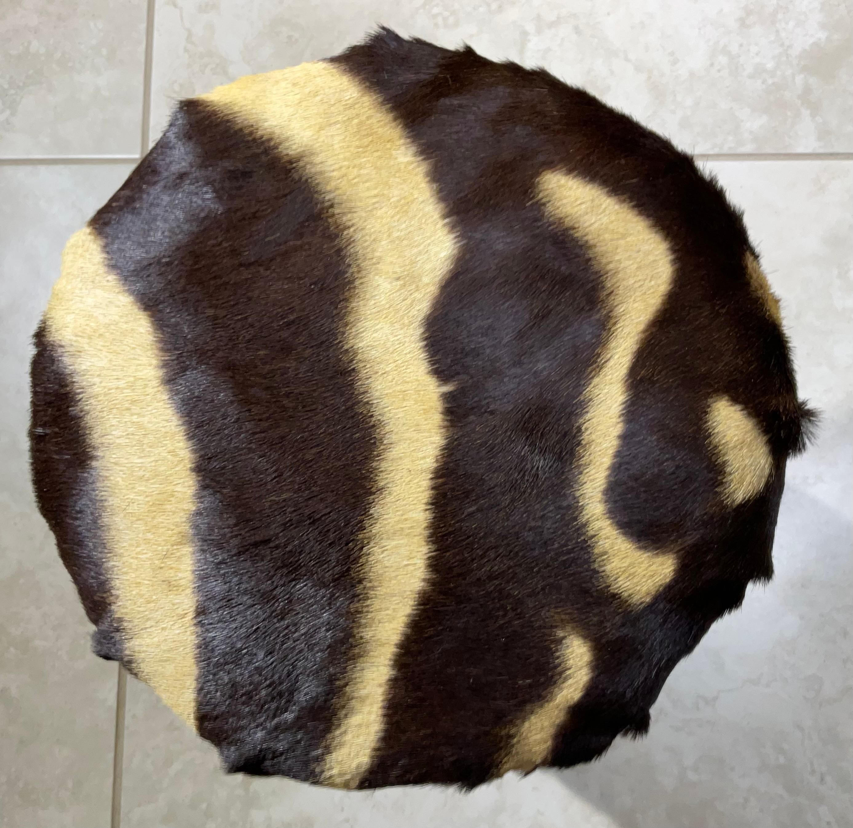 Escabel/Ottoman Indio Antiguo Único Tallado a Mano y Piel de Cebra Genuina en venta 6