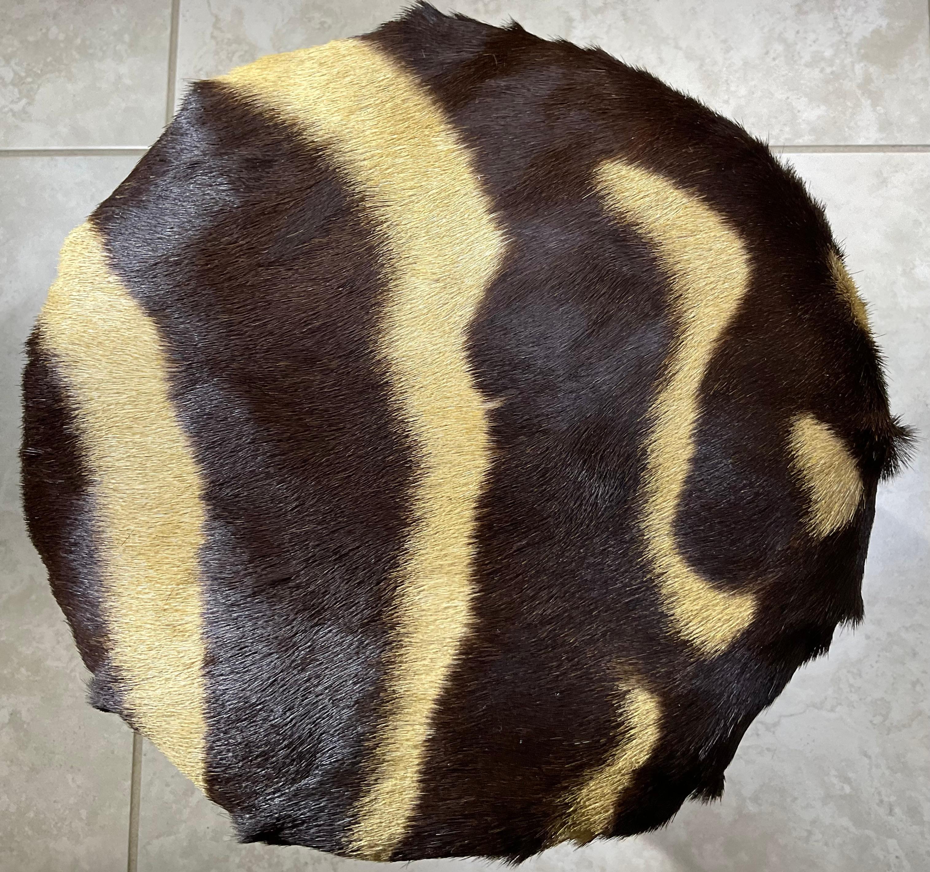 Escabel/Ottoman Indio Antiguo Único Tallado a Mano y Piel de Cebra Genuina en venta 7