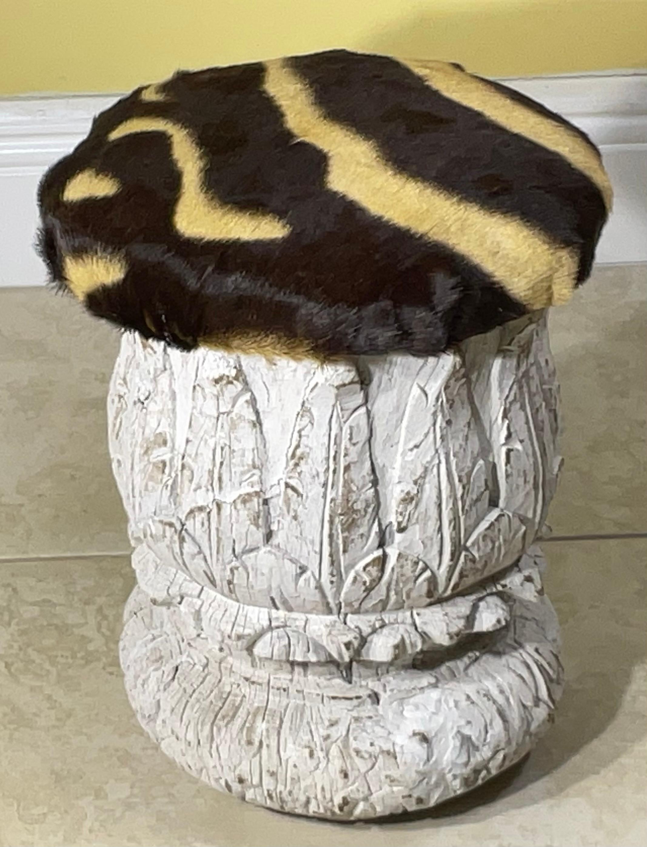 Escabel/Ottoman Indio Antiguo Único Tallado a Mano y Piel de Cebra Genuina Tallado a mano en venta