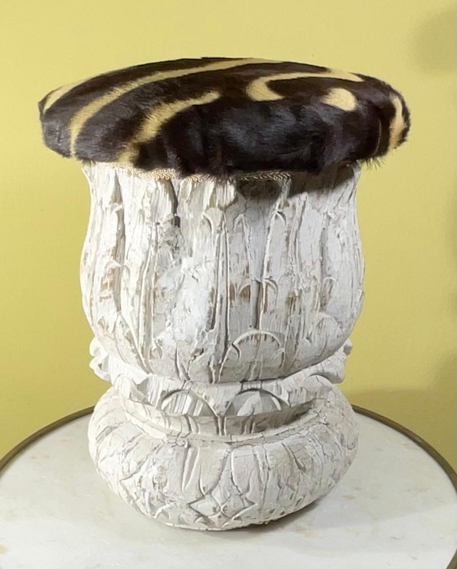 Escabel/Ottoman Indio Antiguo Único Tallado a Mano y Piel de Cebra Genuina siglo XX en venta