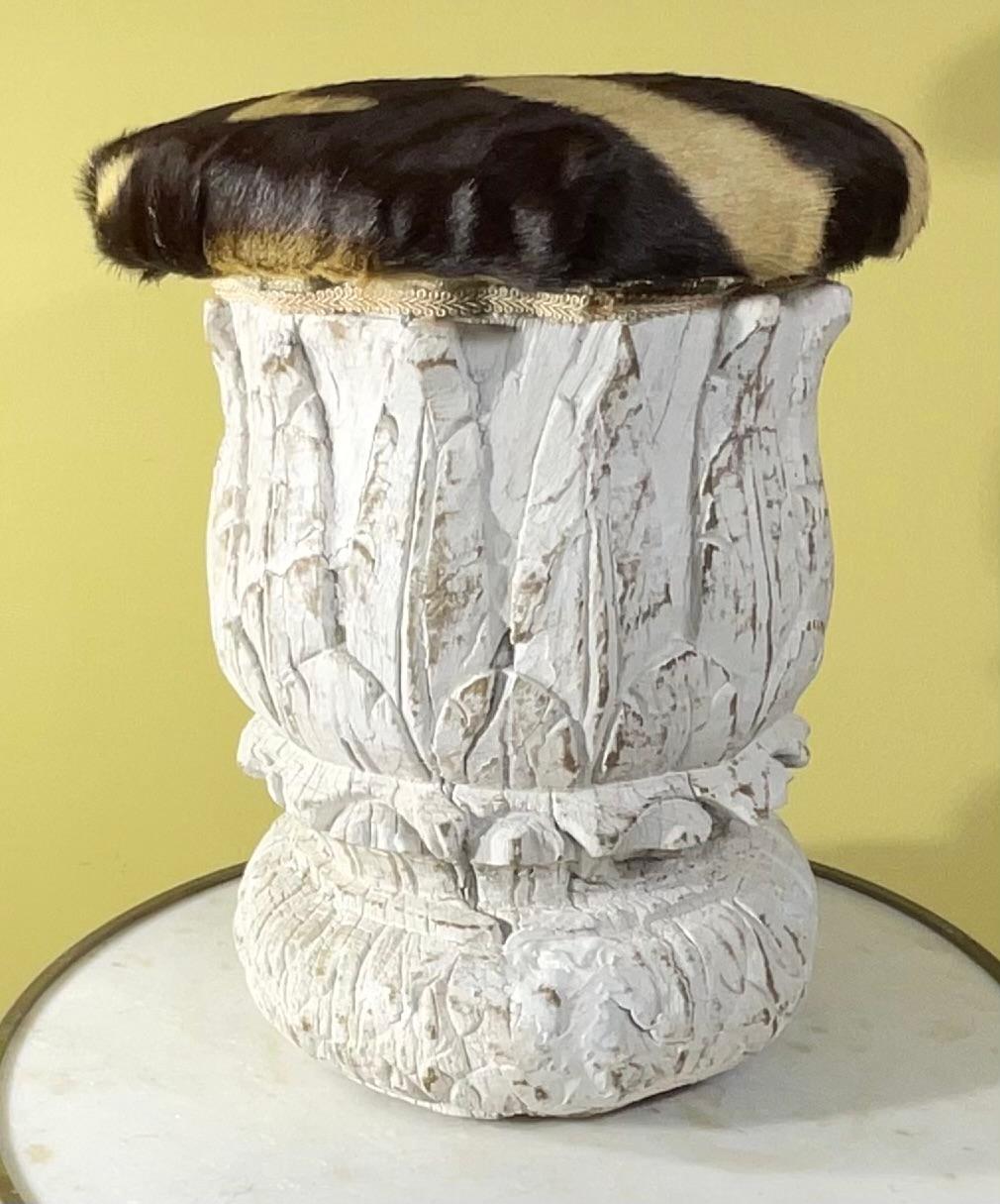 Escabel/Ottoman Indio Antiguo Único Tallado a Mano y Piel de Cebra Genuina en venta 1