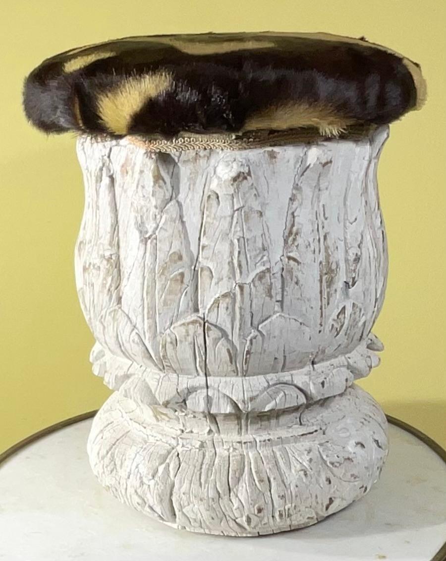 Escabel/Ottoman Indio Antiguo Único Tallado a Mano y Piel de Cebra Genuina en venta 2