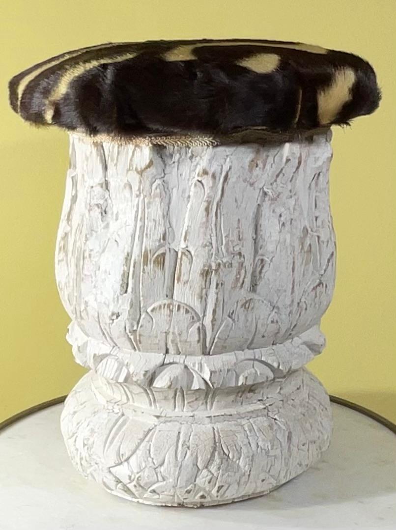 Escabel/Ottoman Indio Antiguo Único Tallado a Mano y Piel de Cebra Genuina en venta 3