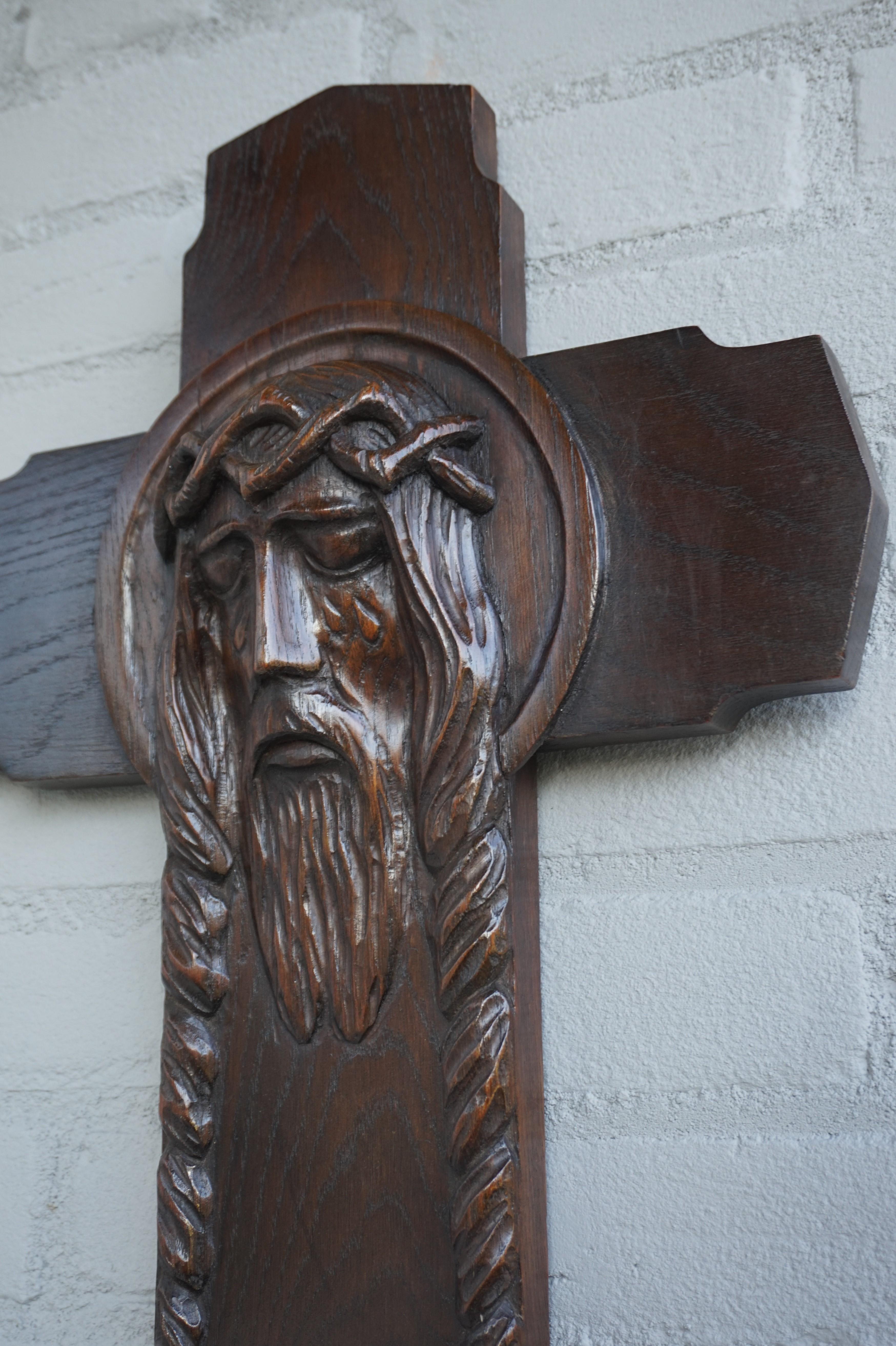 Einzigartige Hand geschnitzt Art Deco Wand Kruzifix w. Skulptur „Suffering Christ in Tears“ (Art déco) im Angebot