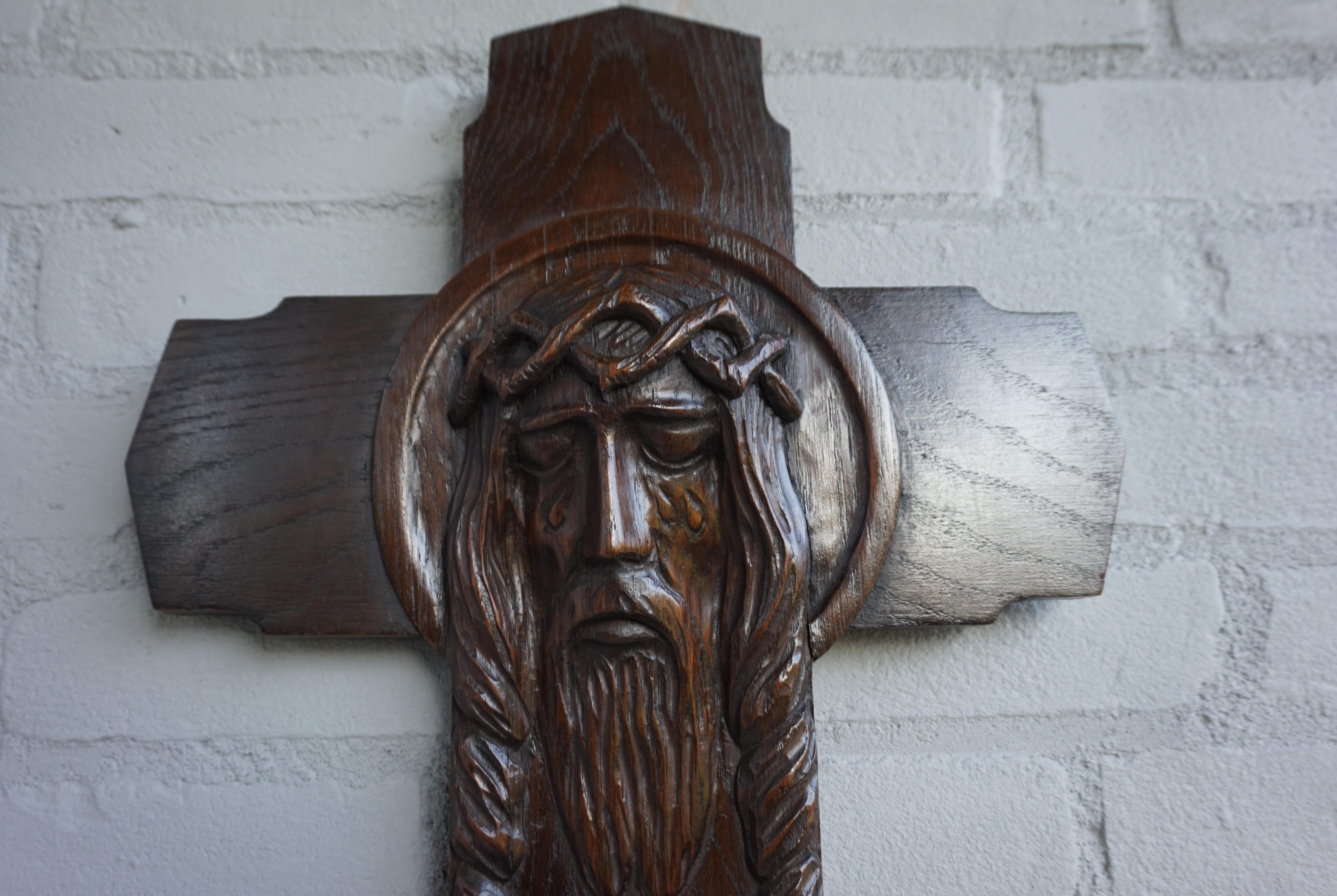 Einzigartige Hand geschnitzt Art Deco Wand Kruzifix w. Skulptur „Suffering Christ in Tears“ (Eichenholz) im Angebot