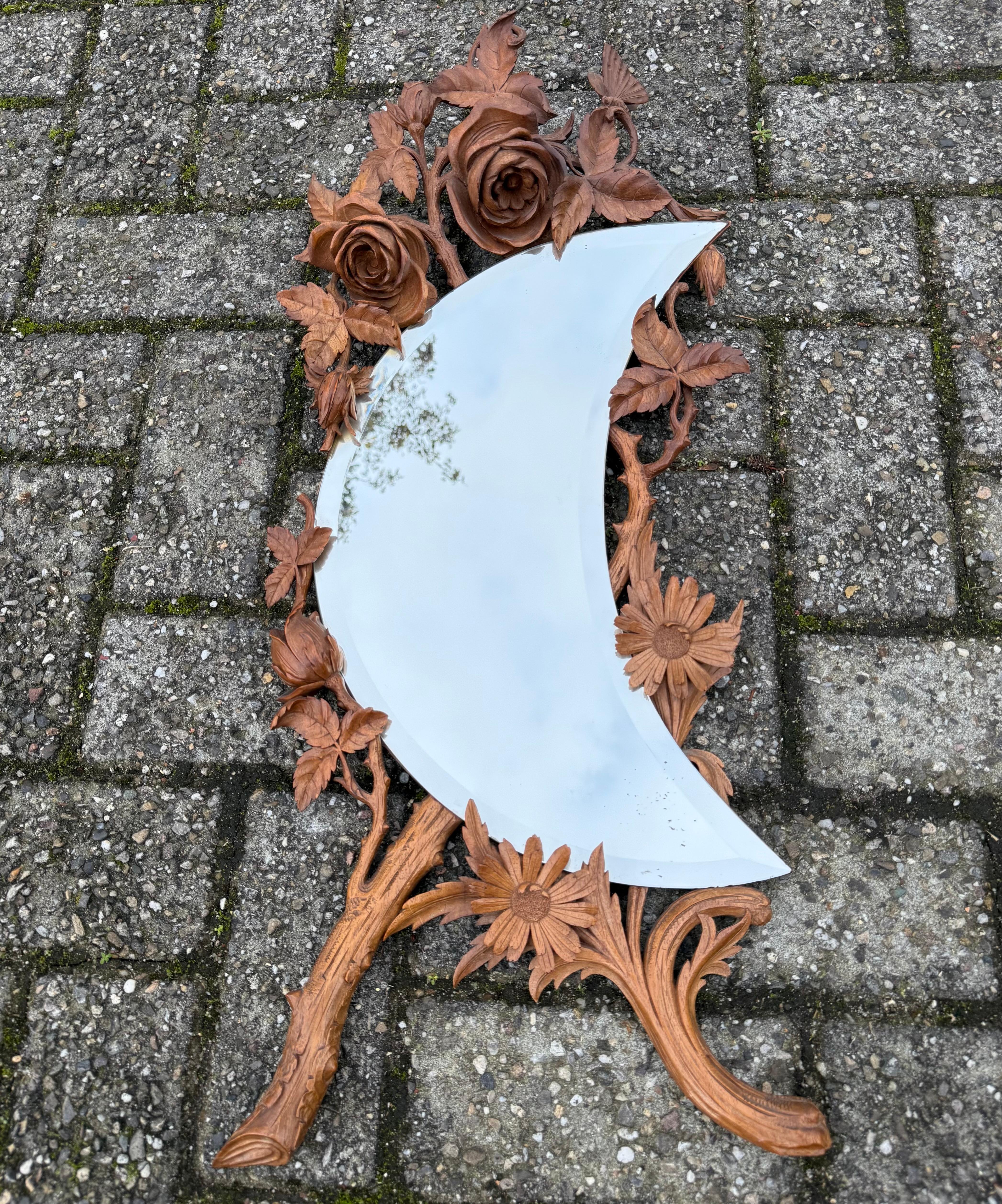 Exquis miroir mural en bois de noyer massif sculpté à la main avec des roses, des épines et des papillons - qualité musée.

Si vous êtes à la recherche d'une antiquité unique, digne d'un musée, pour rehausser votre intérieur, ce miroir Arts & Crafts
