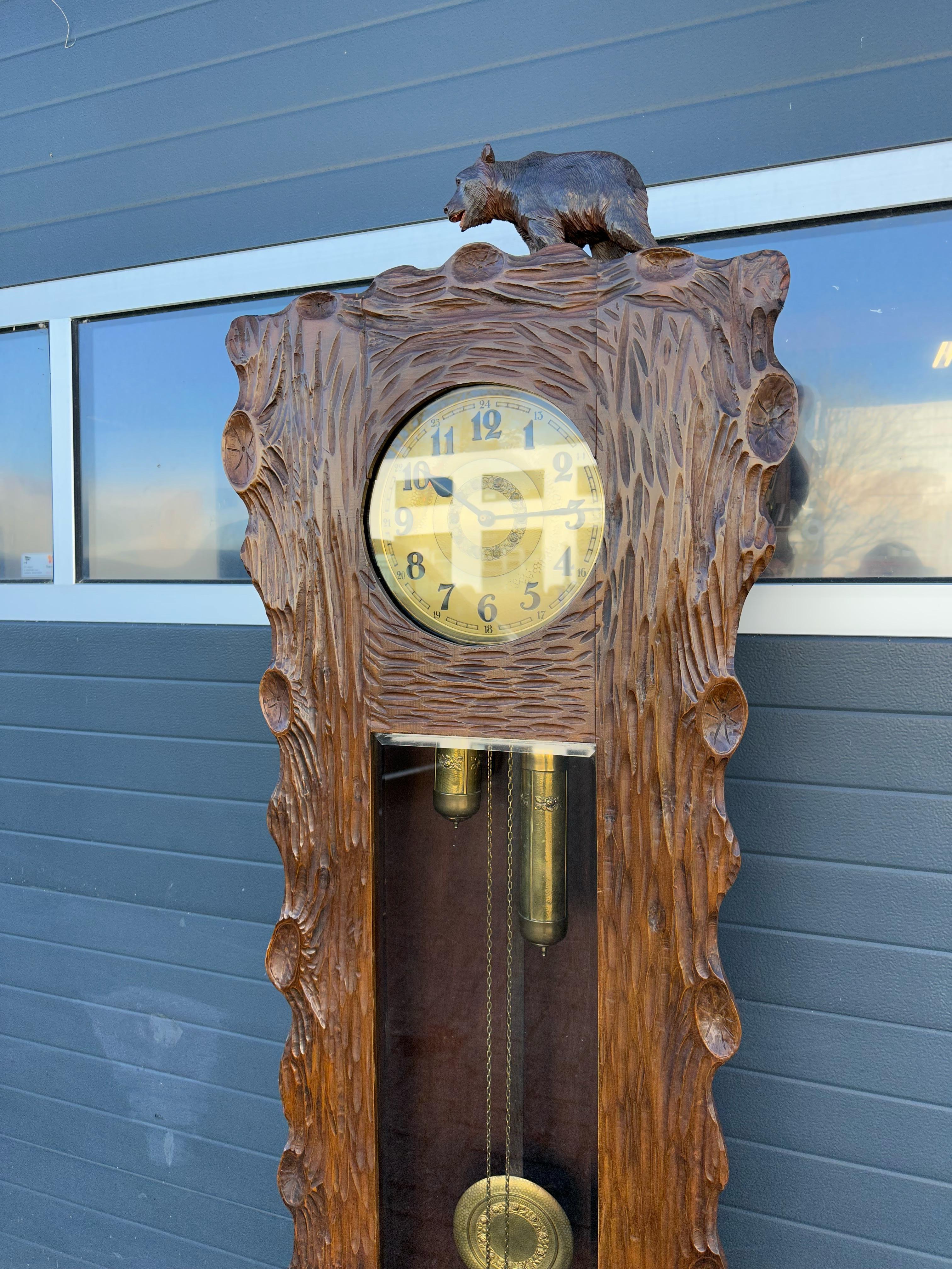 Chêne Horloge grand-père ou horloge de salon unique en son genre, sculptée à la main dans un tronc d'arbre de la forêt noire. Ours en vente