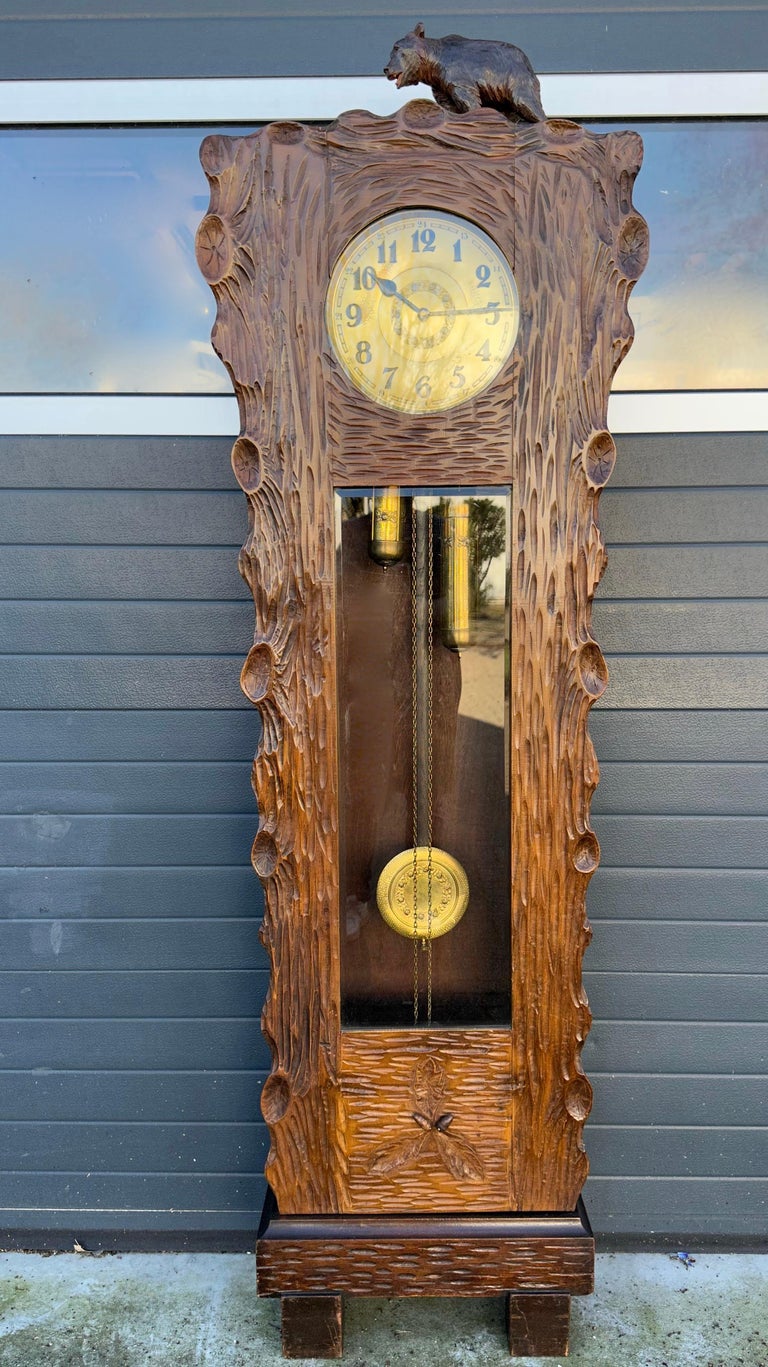 Unico Reloj de pie o de caja larga tallado a mano con tronco de arbol de la Black Forest con. Oso en venta en 1stDibs reloj tallado en madera a mano