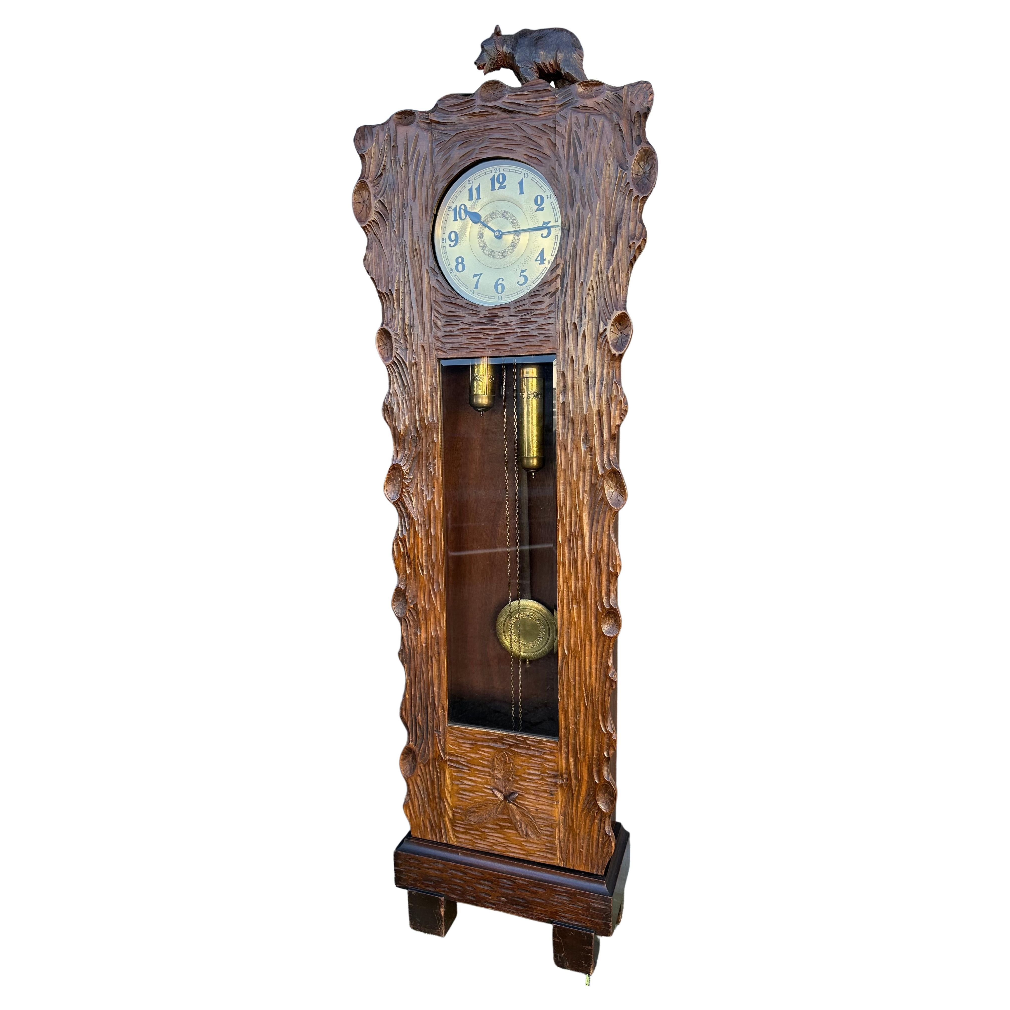 Horloge grand-père ou horloge de salon unique en son genre, sculptée à la main dans un tronc d'arbre de la forêt noire. Ours en vente