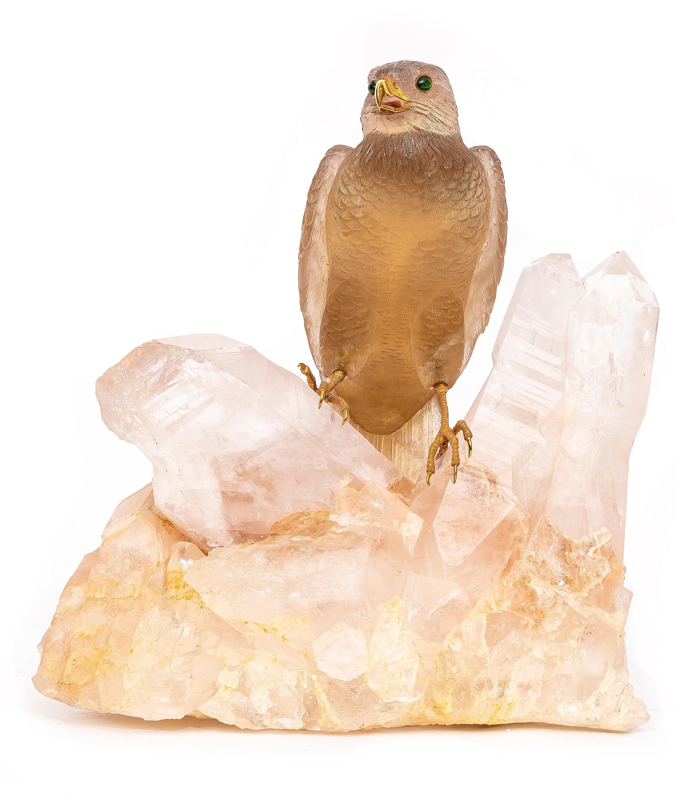 Incroyable, grande et rare sculpture lapidaire représentant un faucon en citrine semi-précieuse, sculptée et polie à la main, montée sur une grande base en cristal de roche 