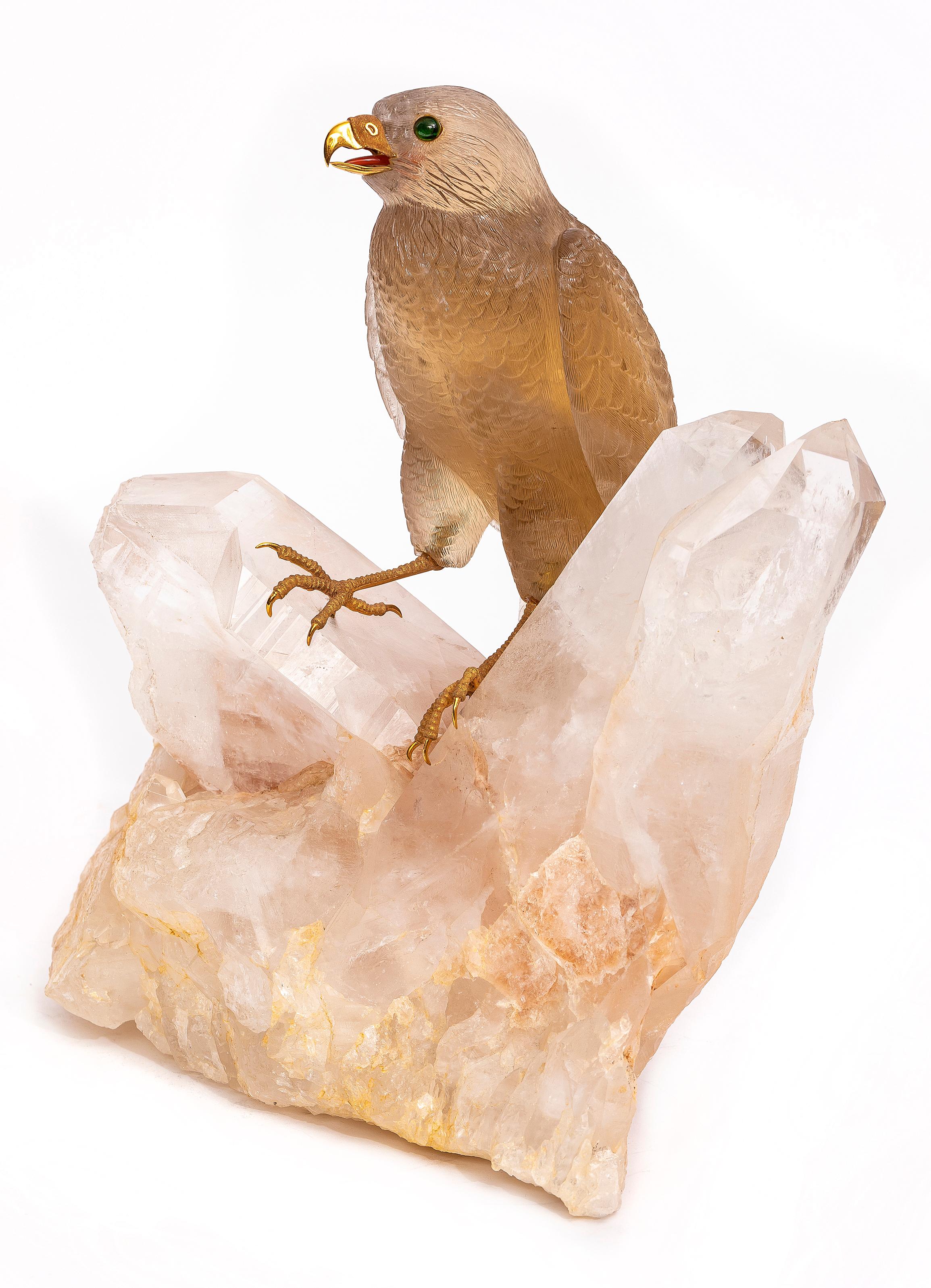 Sculpté à la main Sculpture unique de Falcon en citrine sculptée à la main avec bec et serres en or, signée Zadora en vente
