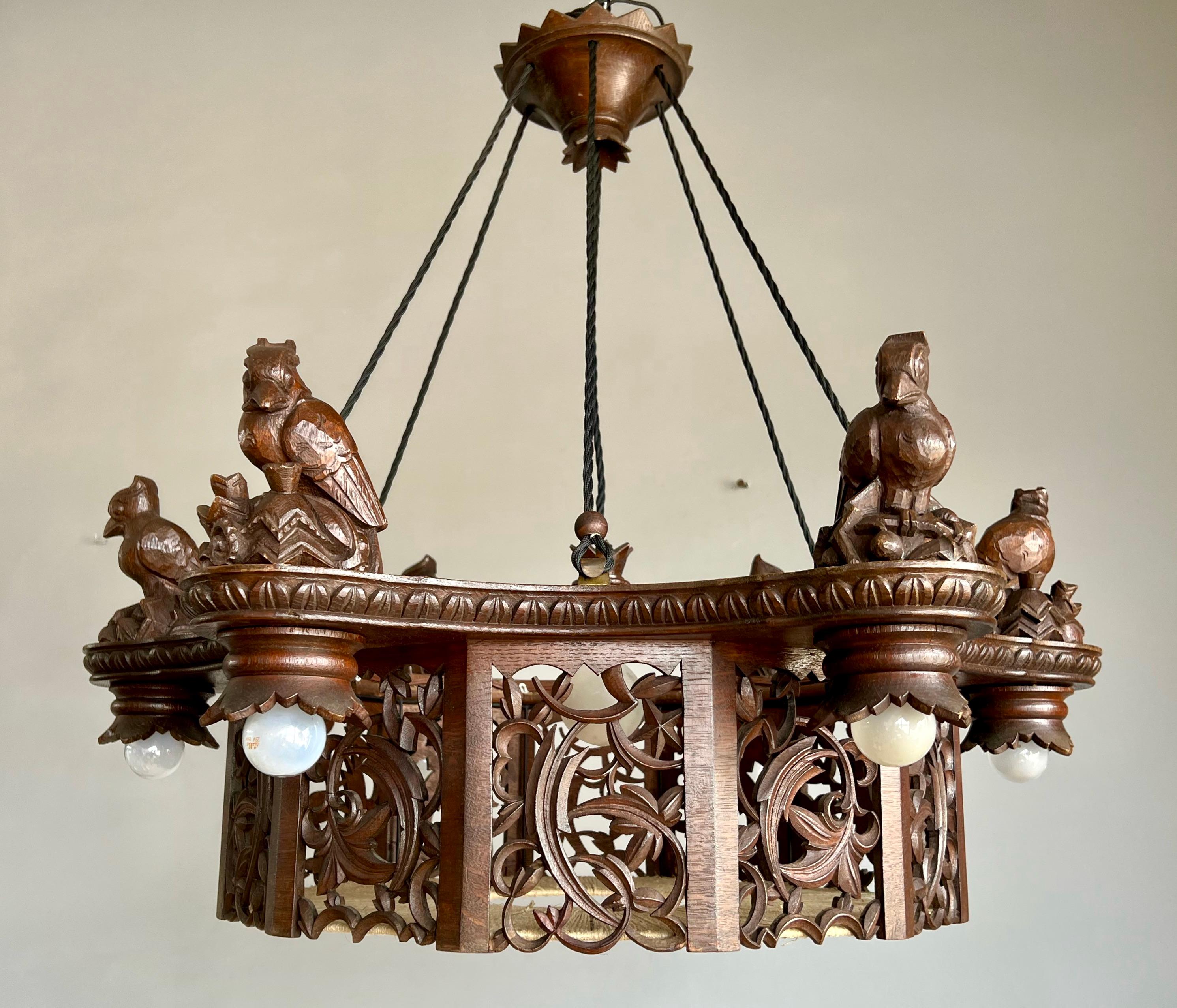 Tedesco Rarissimo lampadario a sospensione Art Carved in quercia intagliata con. Sei sculture di uccelli picchio in vendita