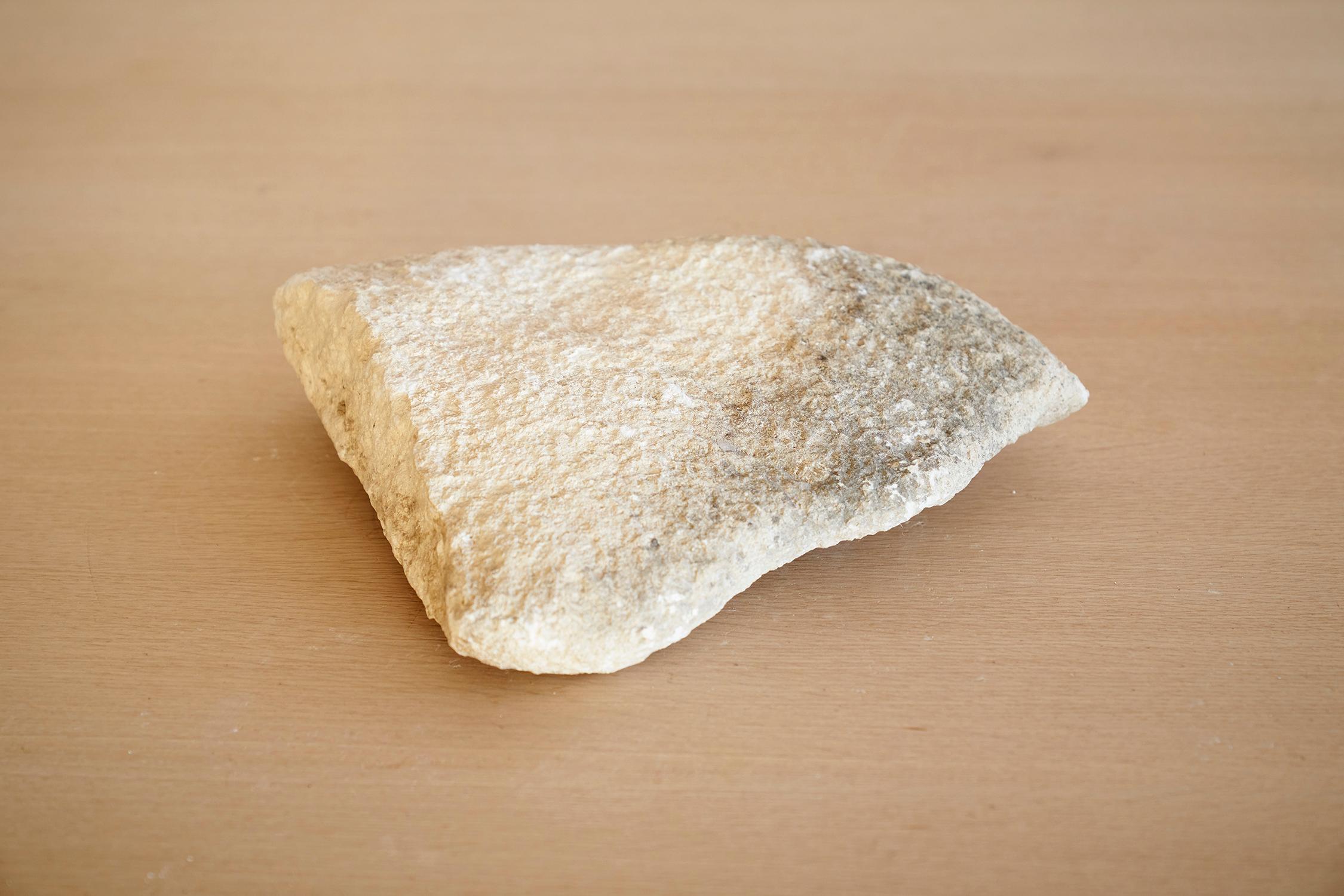 Einzigartige handgeschnitzte Steinskulptur von Jean-Baptiste Van den Heede
Einzigartiges Stück
Abmessungen: D 28 x B 24 x H 6 cm
MATERIAL: Stein.

Handgeschnitzter Stein, 15 Jahre lang in der Natur gereift.
Eine Serie von Skulpturen, die 2007 mit