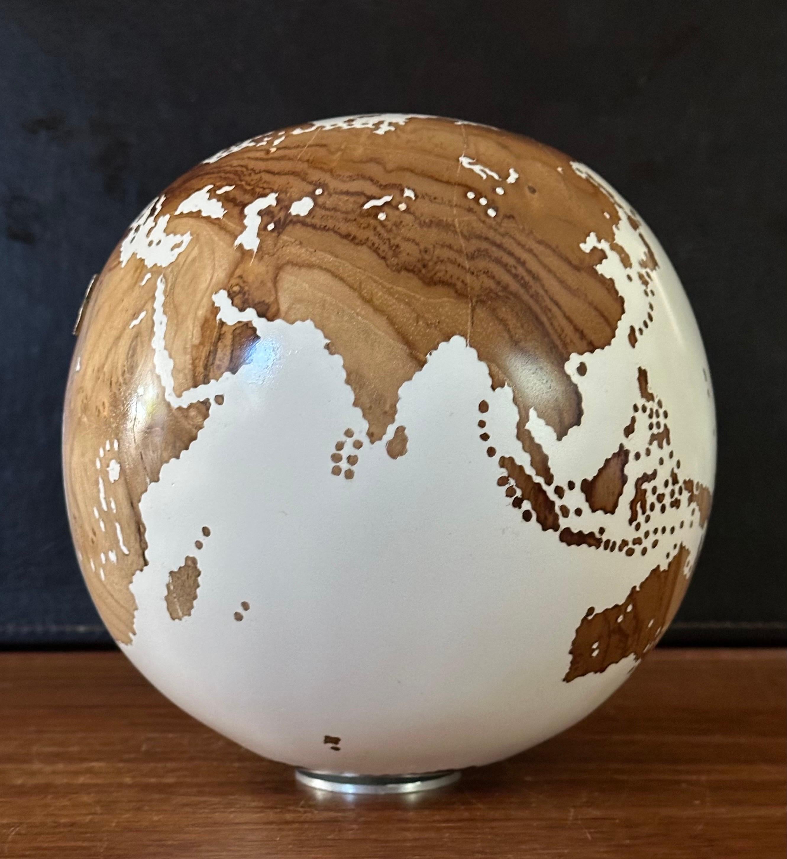 Globe d'art / sculpture unique en teck sculpté à la main par Bruno Helgen en vente 2