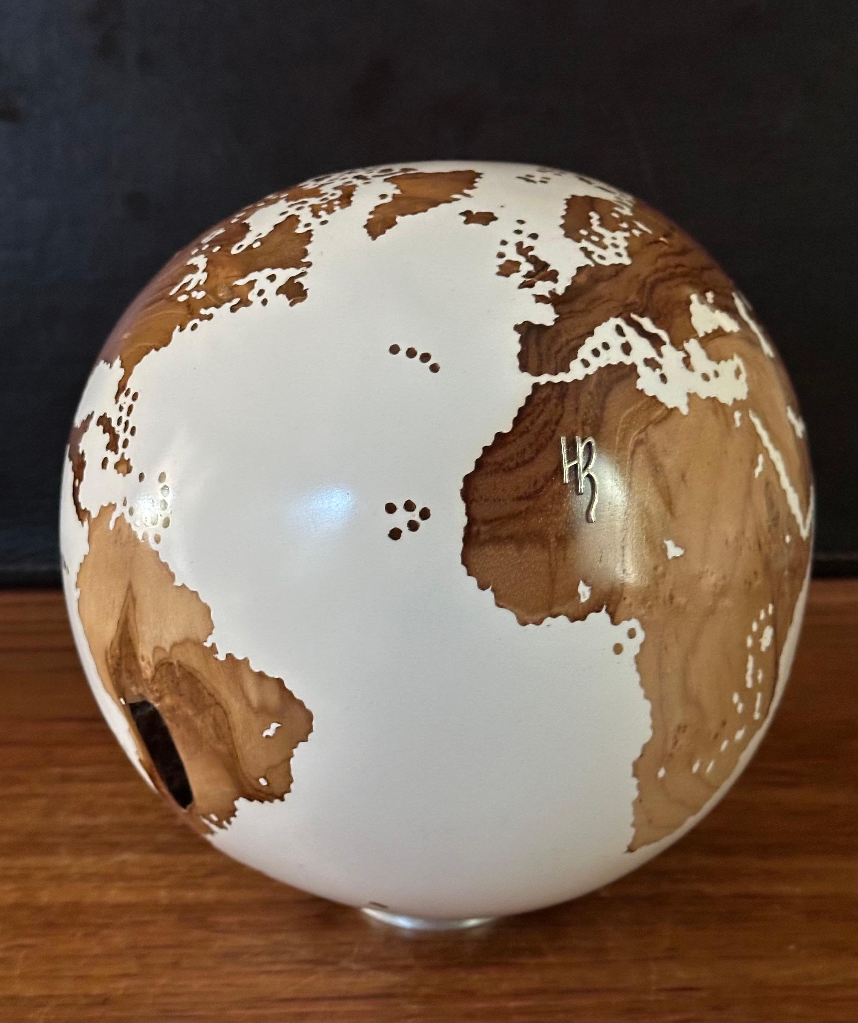 Globe d'art / sculpture unique en teck sculpté à la main par Bruno Helgen en vente 3