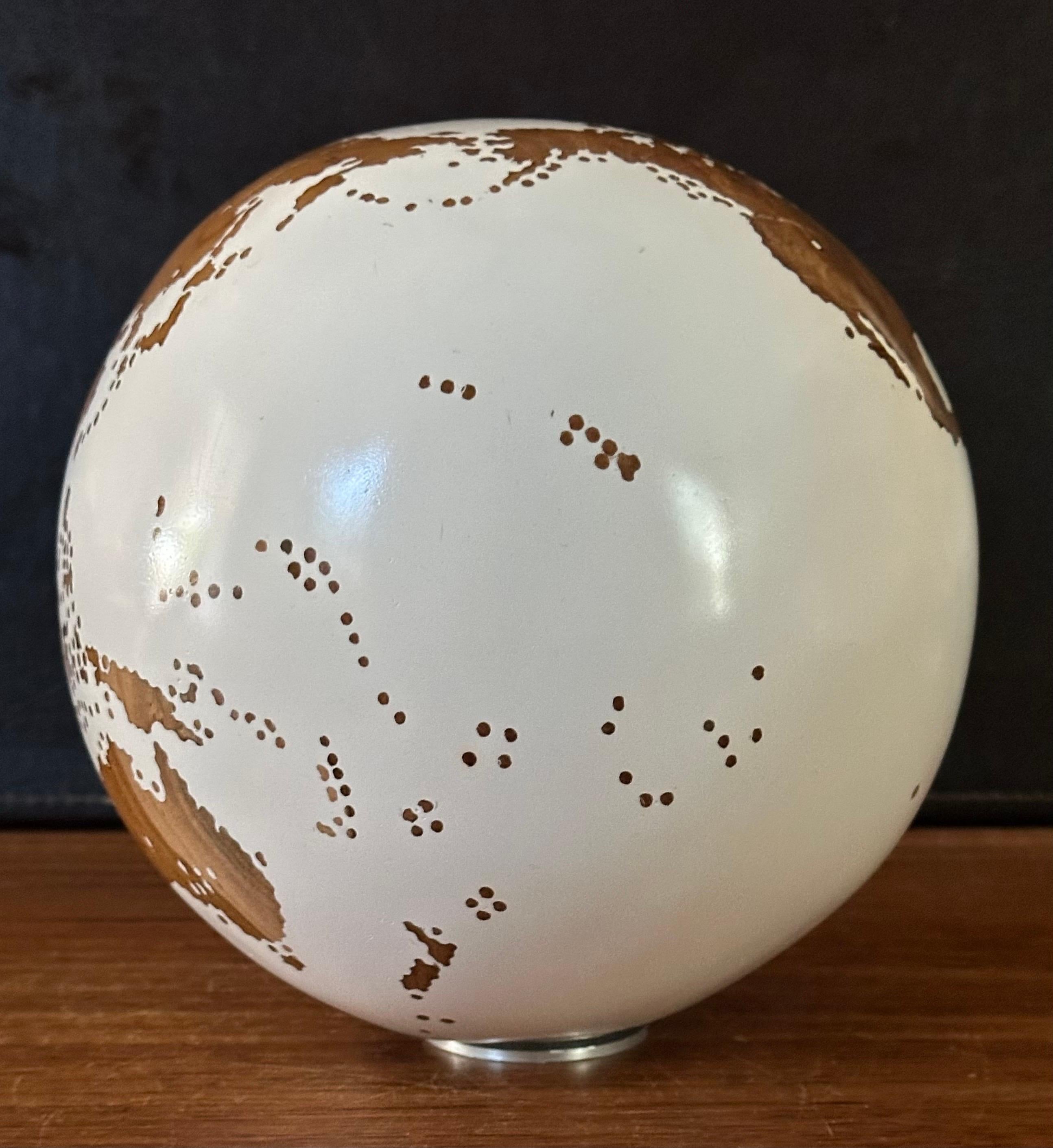 Globe d'art / sculpture unique en teck sculpté à la main par Bruno Helgen en vente 4