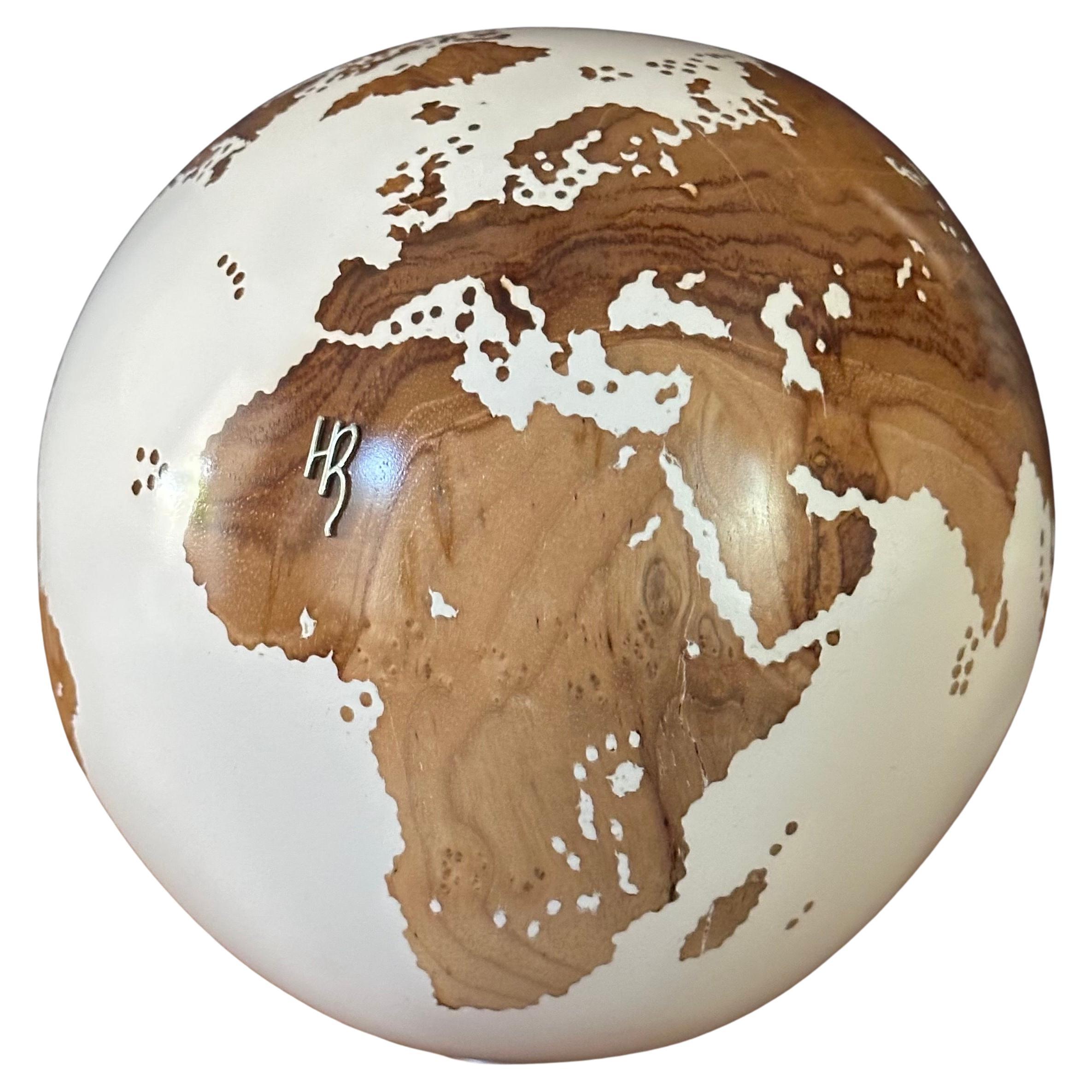 Une étonnante abstraction unique sculptée à la main  Globe terrestre en teck avec revêtement en laque blanche créé par l'artiste Bruno Helgen, circa 2014. Réalisée à partir d'un morceau de bois entier, la sculpture est façonnée en fonction de la