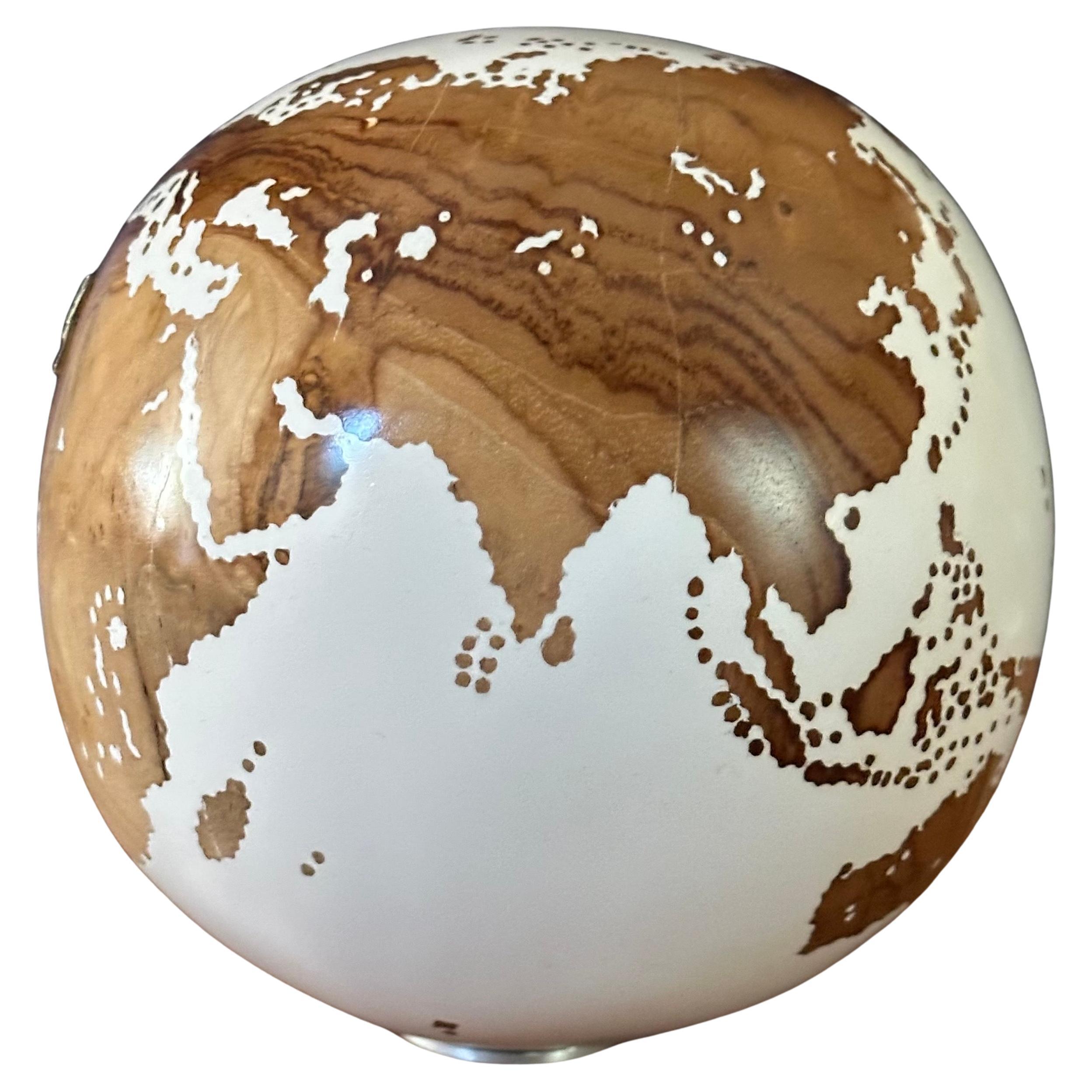 Organique Globe d'art / sculpture unique en teck sculpté à la main par Bruno Helgen en vente