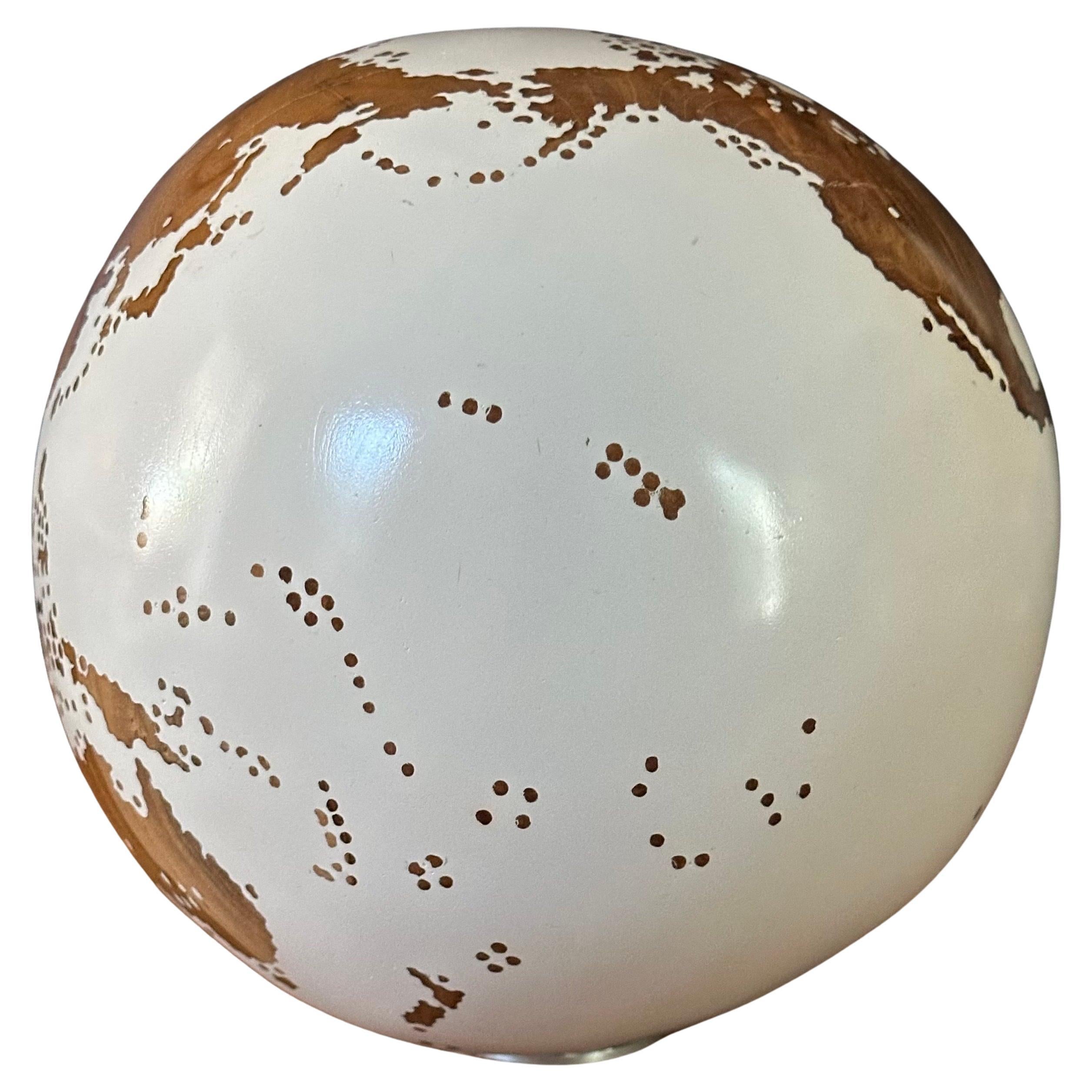 Balinais Globe d'art / sculpture unique en teck sculpté à la main par Bruno Helgen en vente