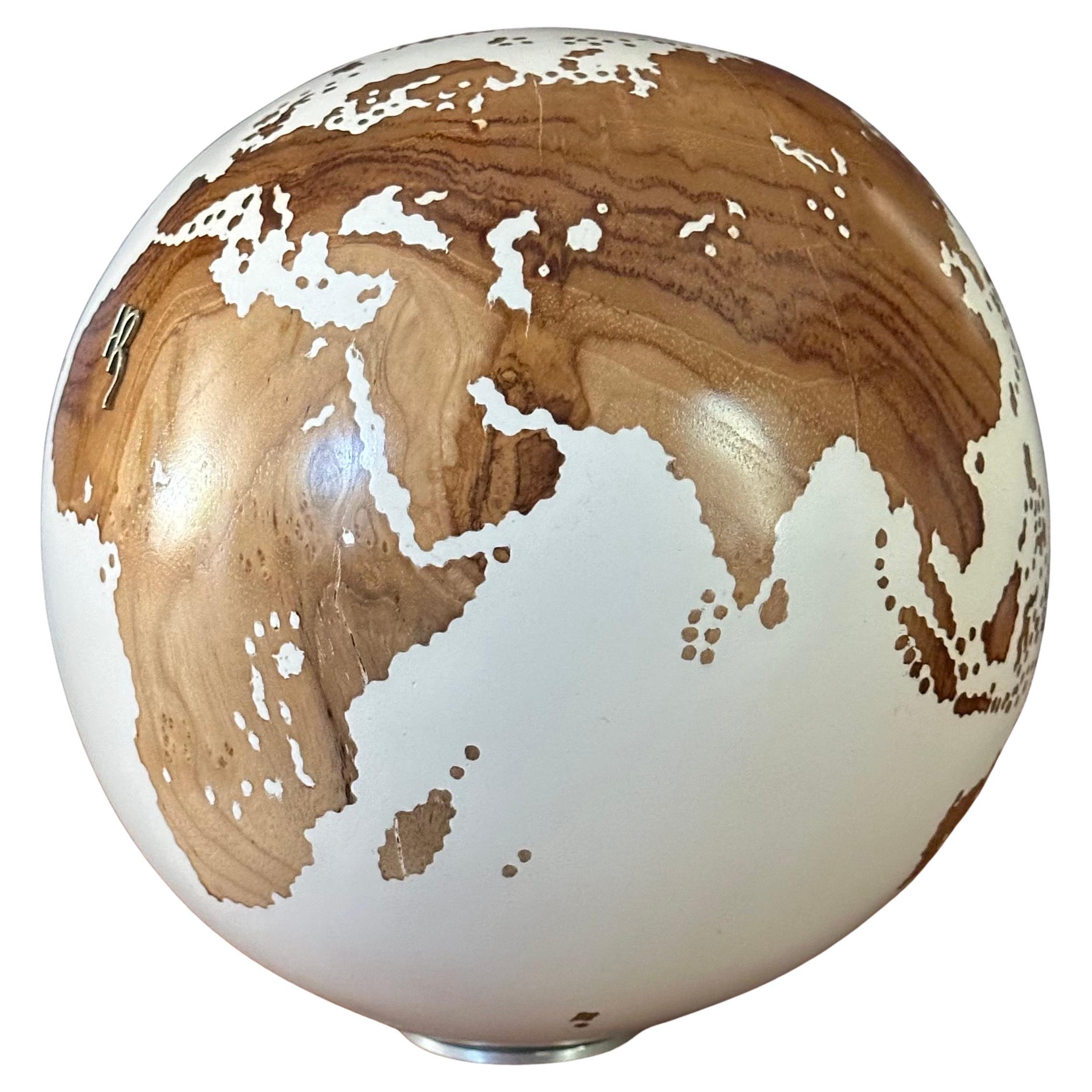 Fait main Globe d'art / sculpture unique en teck sculpté à la main par Bruno Helgen en vente