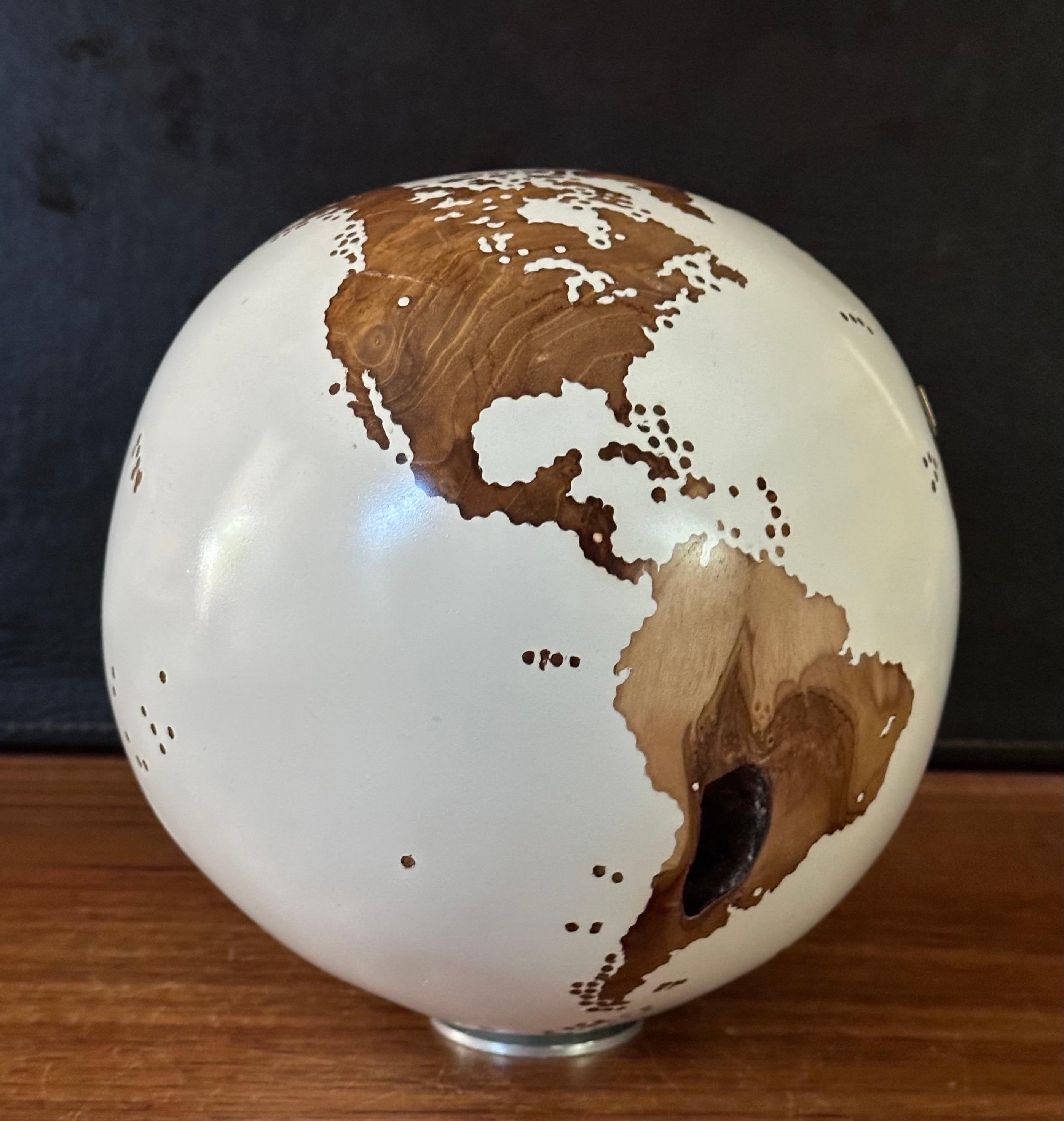 XXIe siècle et contemporain Globe d'art / sculpture unique en teck sculpté à la main par Bruno Helgen en vente