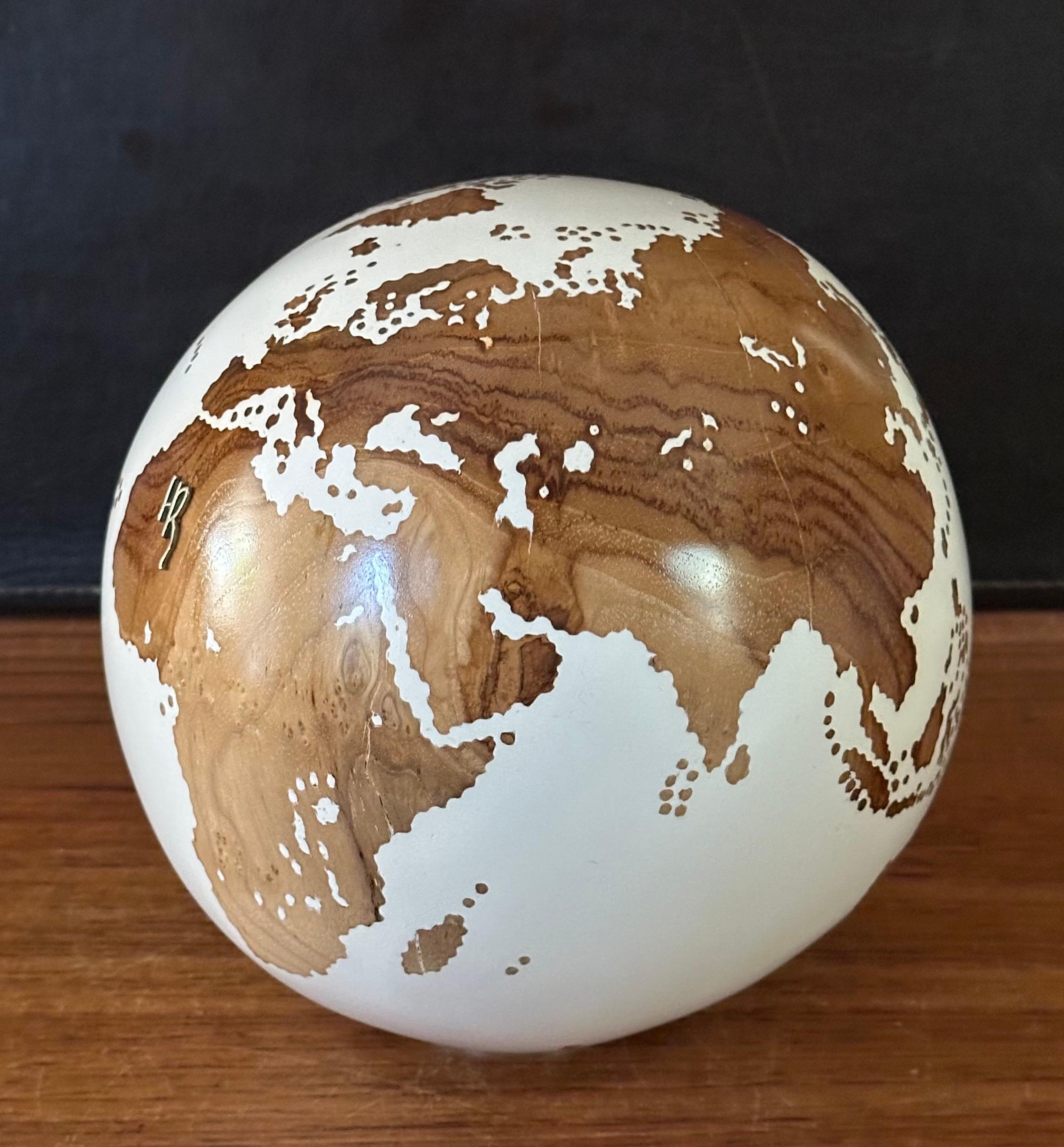 Teck Globe d'art / sculpture unique en teck sculpté à la main par Bruno Helgen en vente