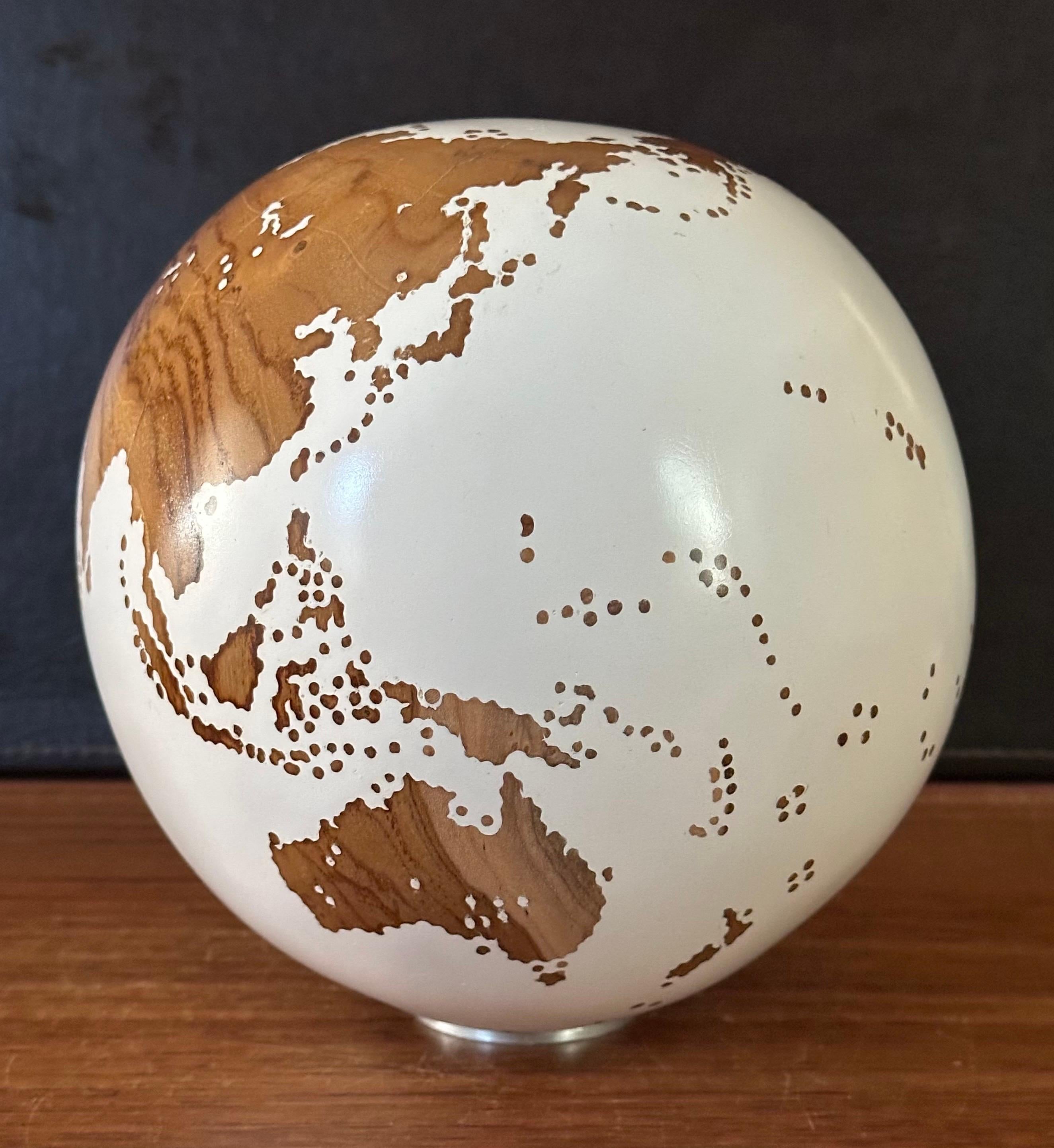 Globe d'art / sculpture unique en teck sculpté à la main par Bruno Helgen en vente 1