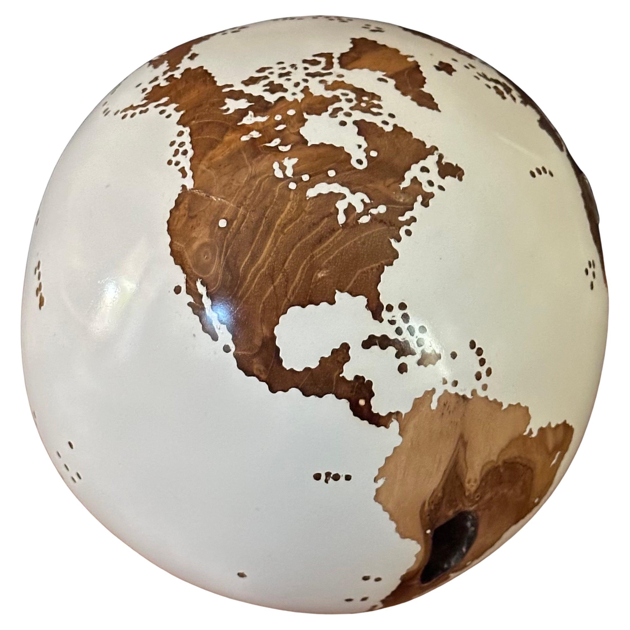 Globe d'art / sculpture unique en teck sculpté à la main par Bruno Helgen en vente