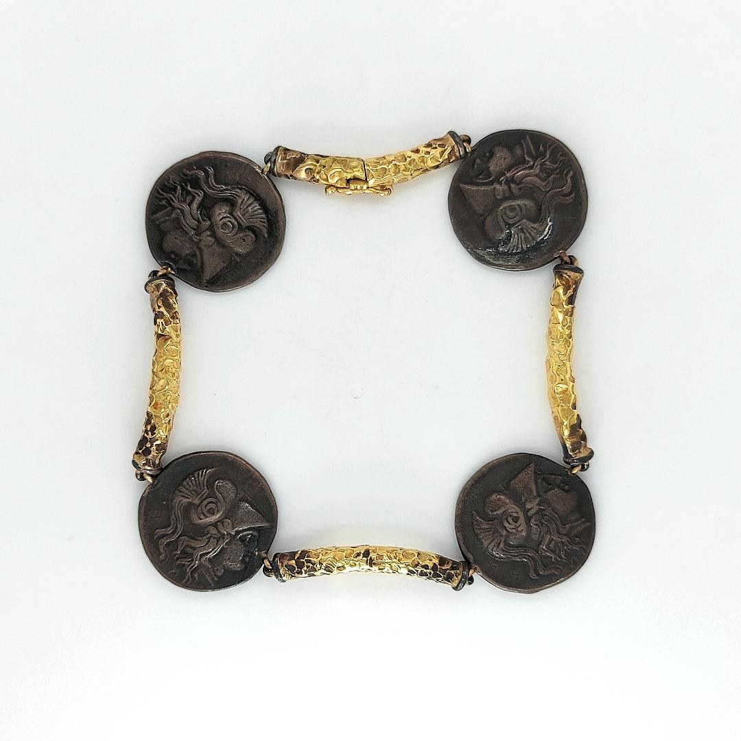 Einzigartig, handgefertigt von J.P. De Saedeleer Münzarmband aus 18 Karat Gold im Angebot 5