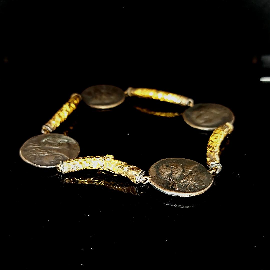 Einzigartig, handgefertigt von J.P. De Saedeleer Münzarmband aus 18 Karat Gold im Angebot 6