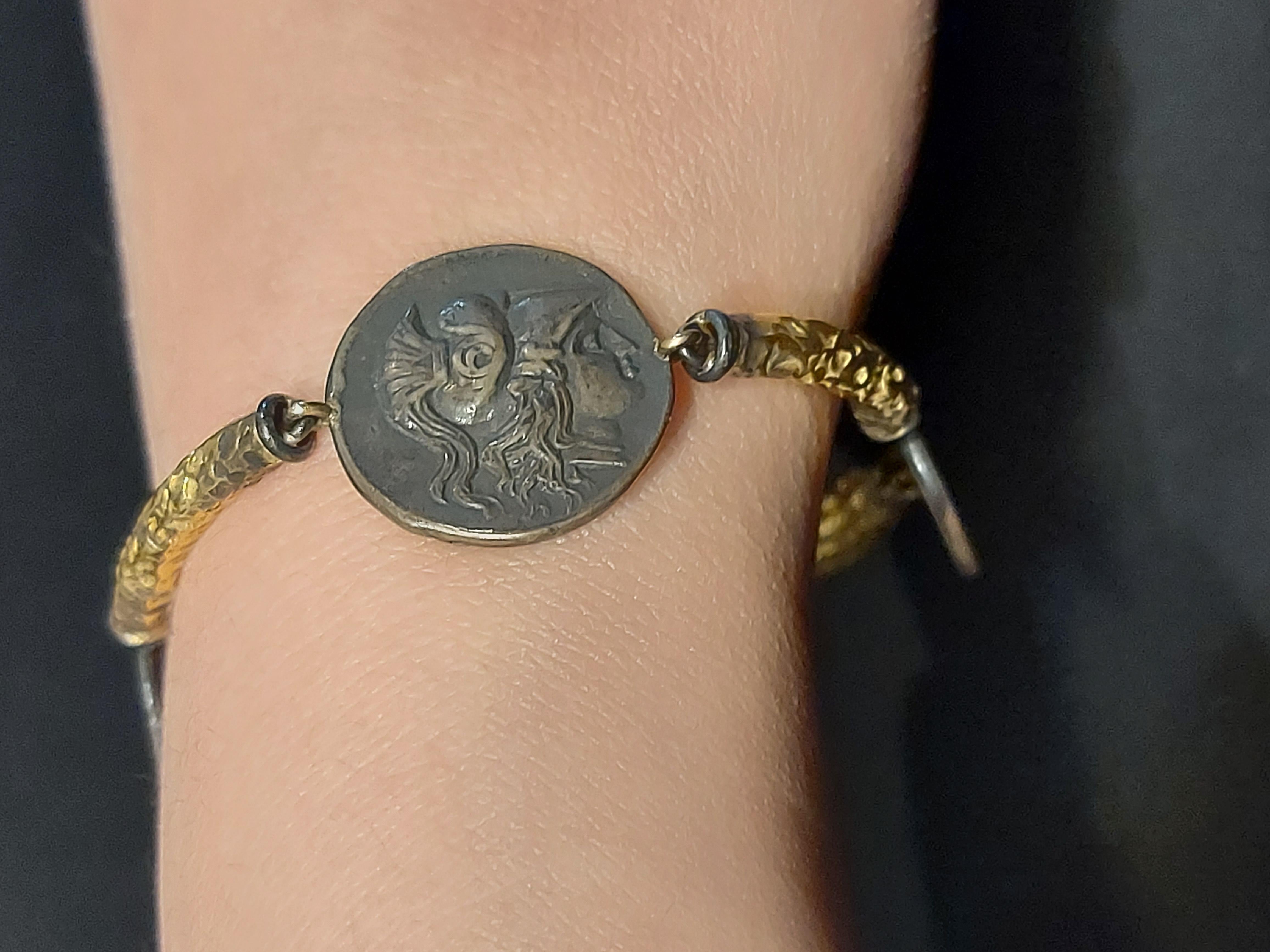 Einzigartig, handgefertigt von J.P. De Saedeleer Münzarmband aus 18 Karat Gold im Angebot 9