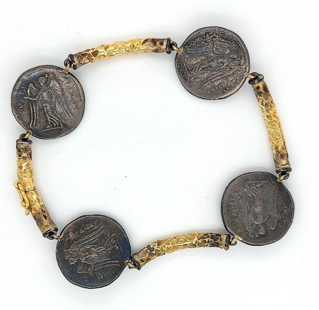 Einzigartig, handgefertigt von J.P. De Saedeleer Münzarmband 

Einzigartiges Stück, nur ein einziges vom Künstler hergestellt!

MATERIAL: Armband ist 18 kt Gelbgold (Münzen sind nicht Gold)

Maße: Länge 20 cm, passt an ein 20 cm langes Handgelenk,