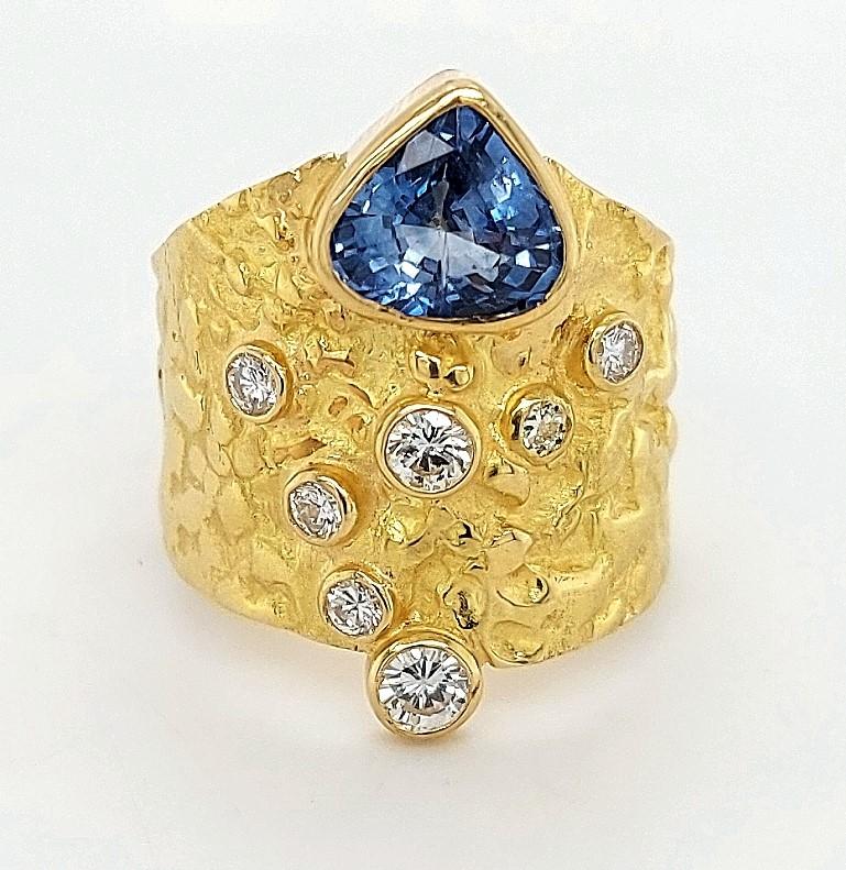 Unique hand crafted J.P. De Saedeleer 18 kt yellow gold ring sapphire & diamonds

Piece unique,only one made by the artist !

 Stunning yellow gold ring with a big ceylon sapphire and brilliant cut diamonds.

Sapphire: Ceylon sapphire  2.54