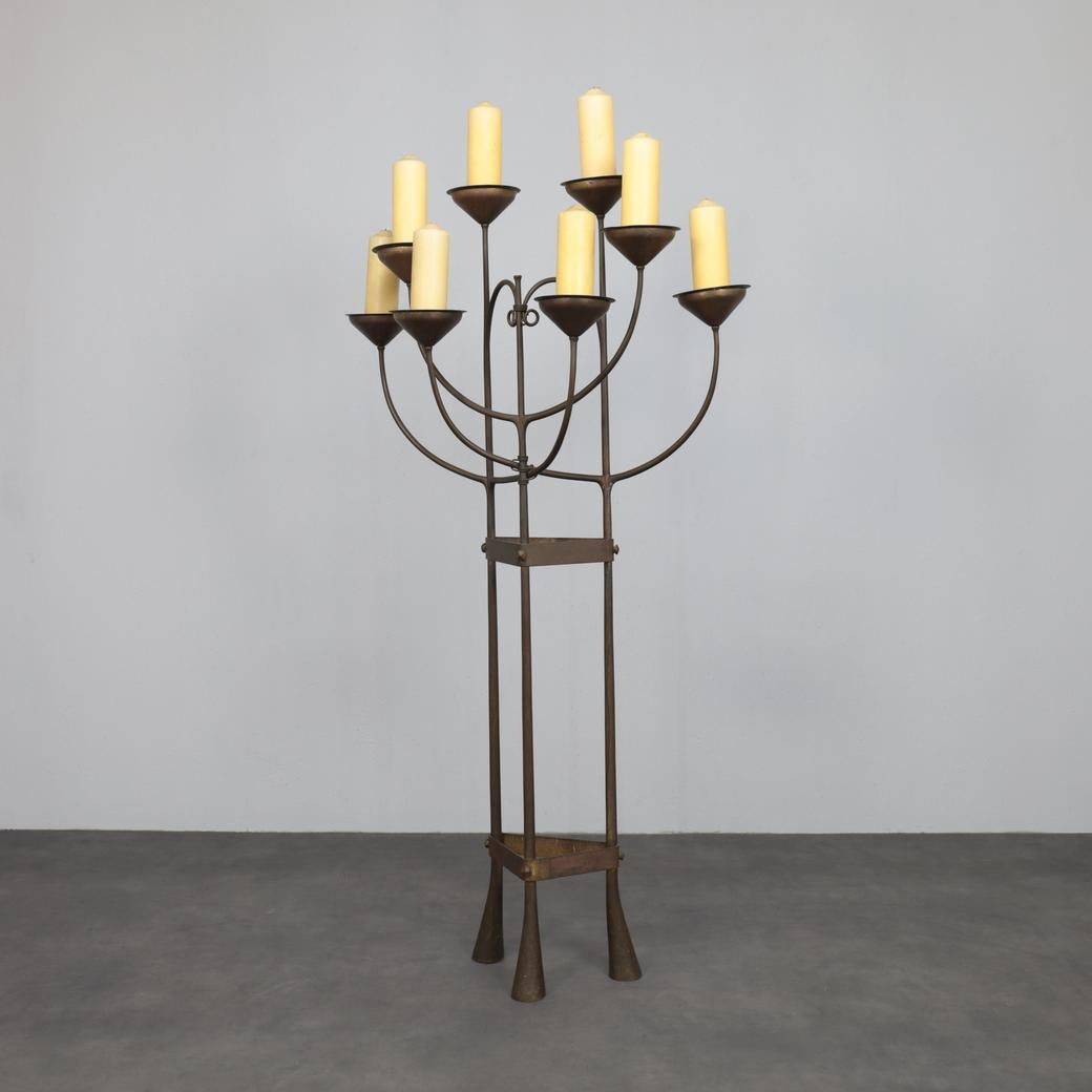 Olandese Candelabro da terra unico forgiato a mano, Paesi Bassi, 1925-1938 ca. in vendita