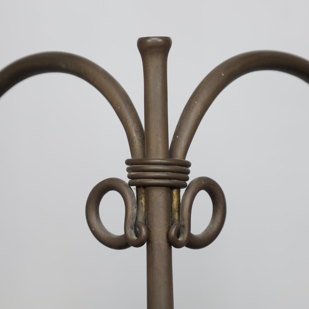 Ottone Candelabro da terra unico forgiato a mano, Paesi Bassi, 1925-1938 ca. in vendita