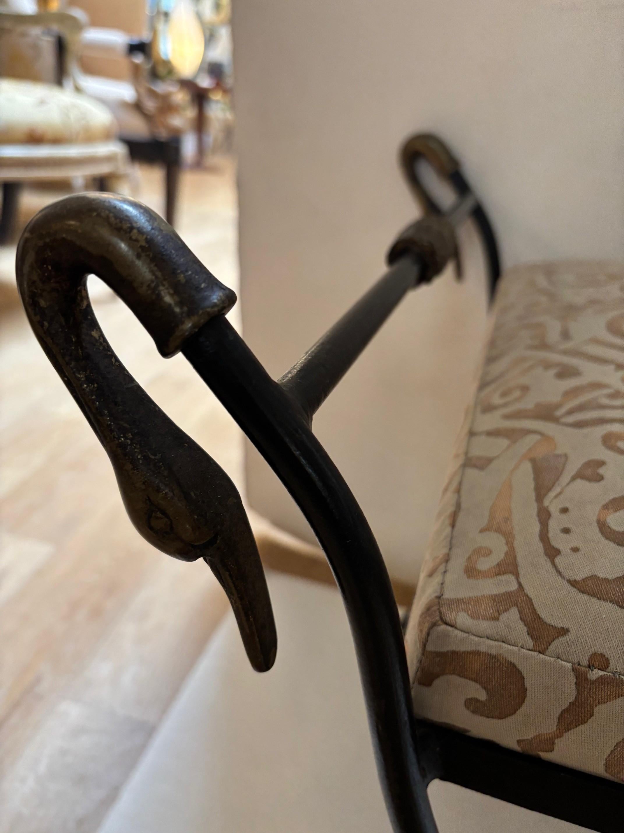 Banc unique en fer forgé à la main, détails en bronze moulé, tapissé de Fortuny en vente 1